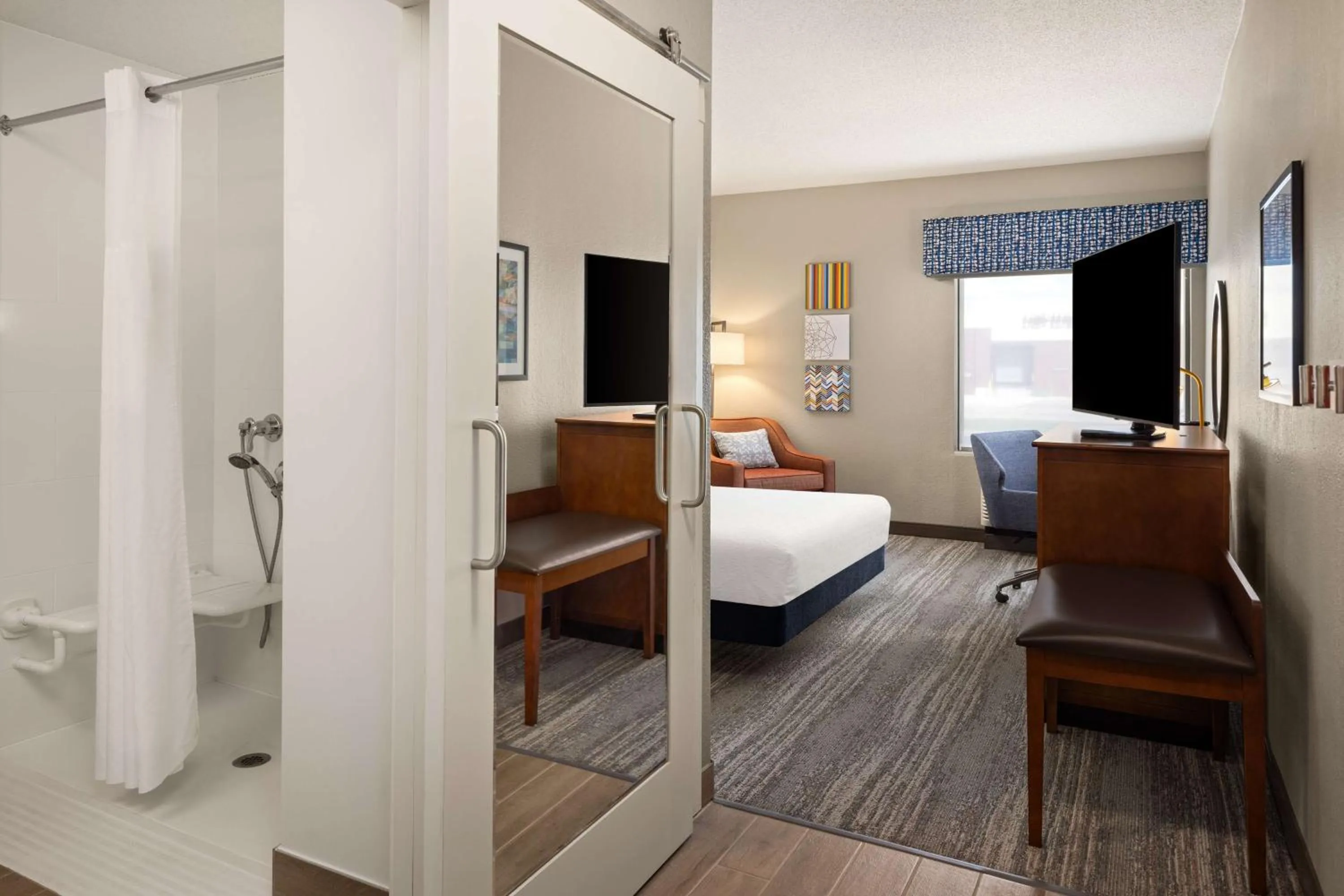 King Room with Roll-In Shower - Mobility Access/Non-Smoking in Hampton Inn Minneapolis Northwest Maple Grove