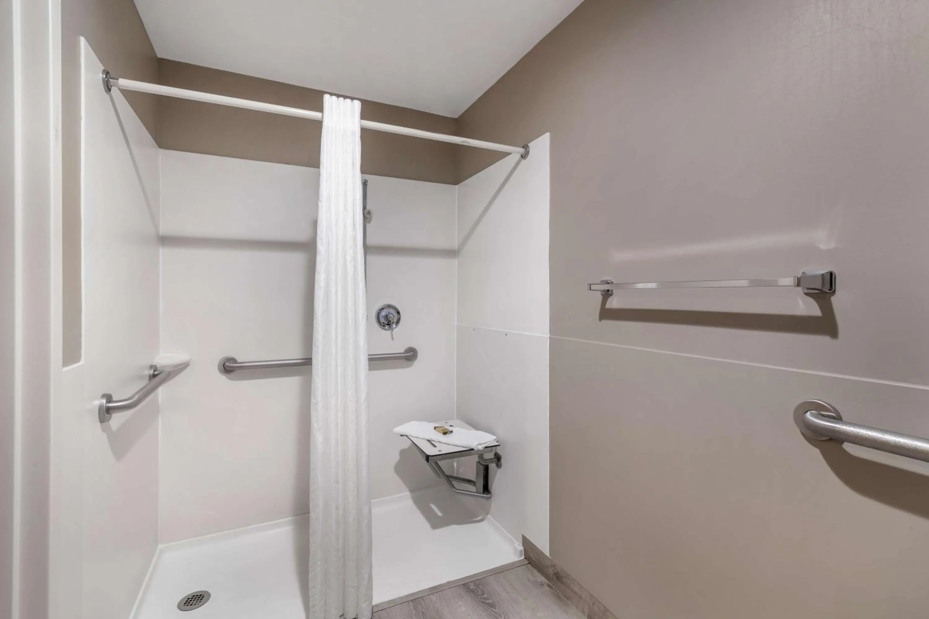 King Room with Roll-In Shower - Mobility Access/Communication Assistance in Best Western PLUS Executive Court Inn & Conference Center