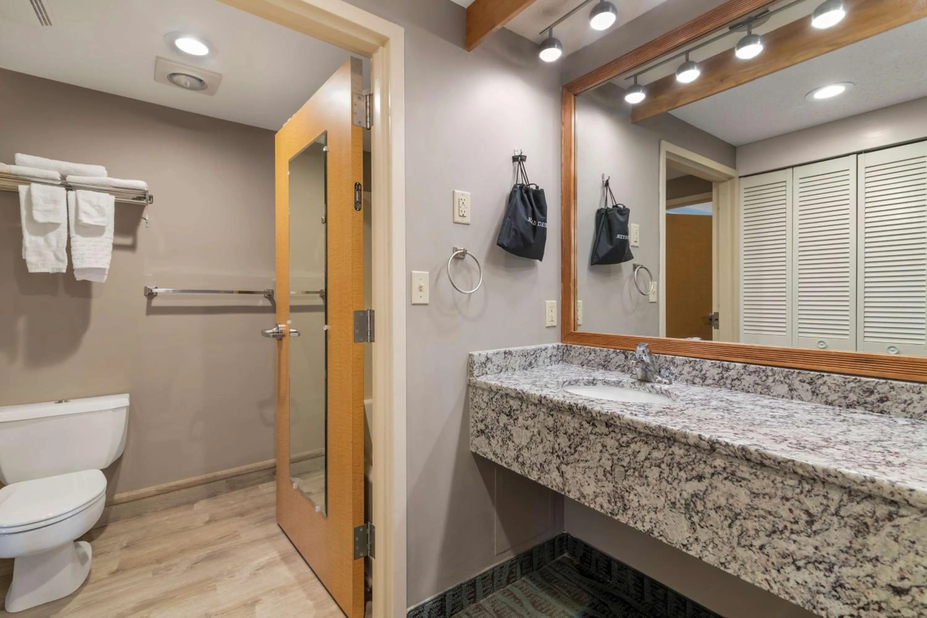 Queen Room - Non-Smoking in Best Western PLUS Executive Court Inn & Conference Center