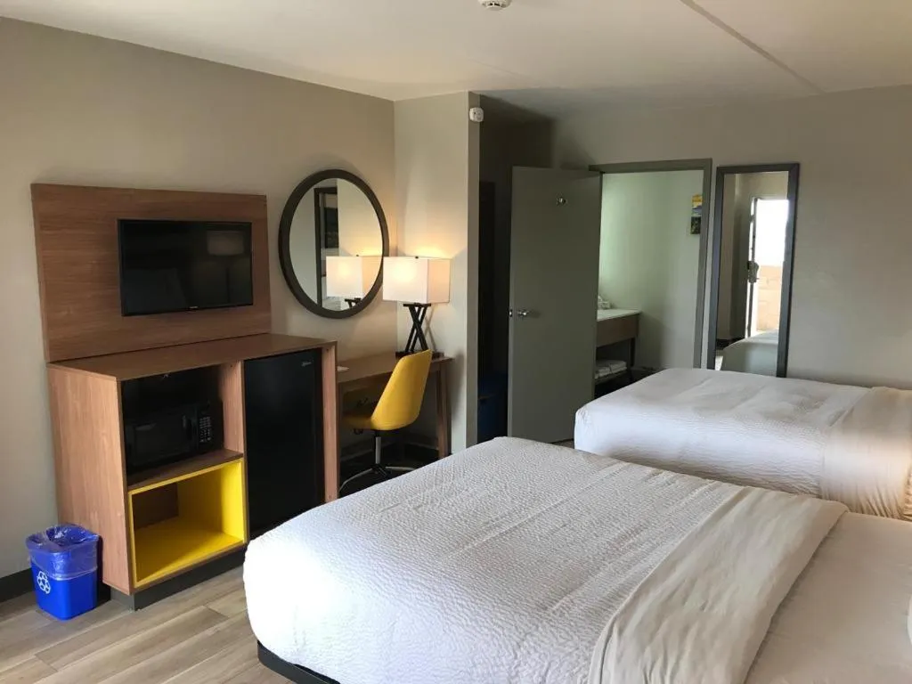 Deluxe Double Room with Two Double Beds - Smoking in Days Inn by Wyndham Vineland