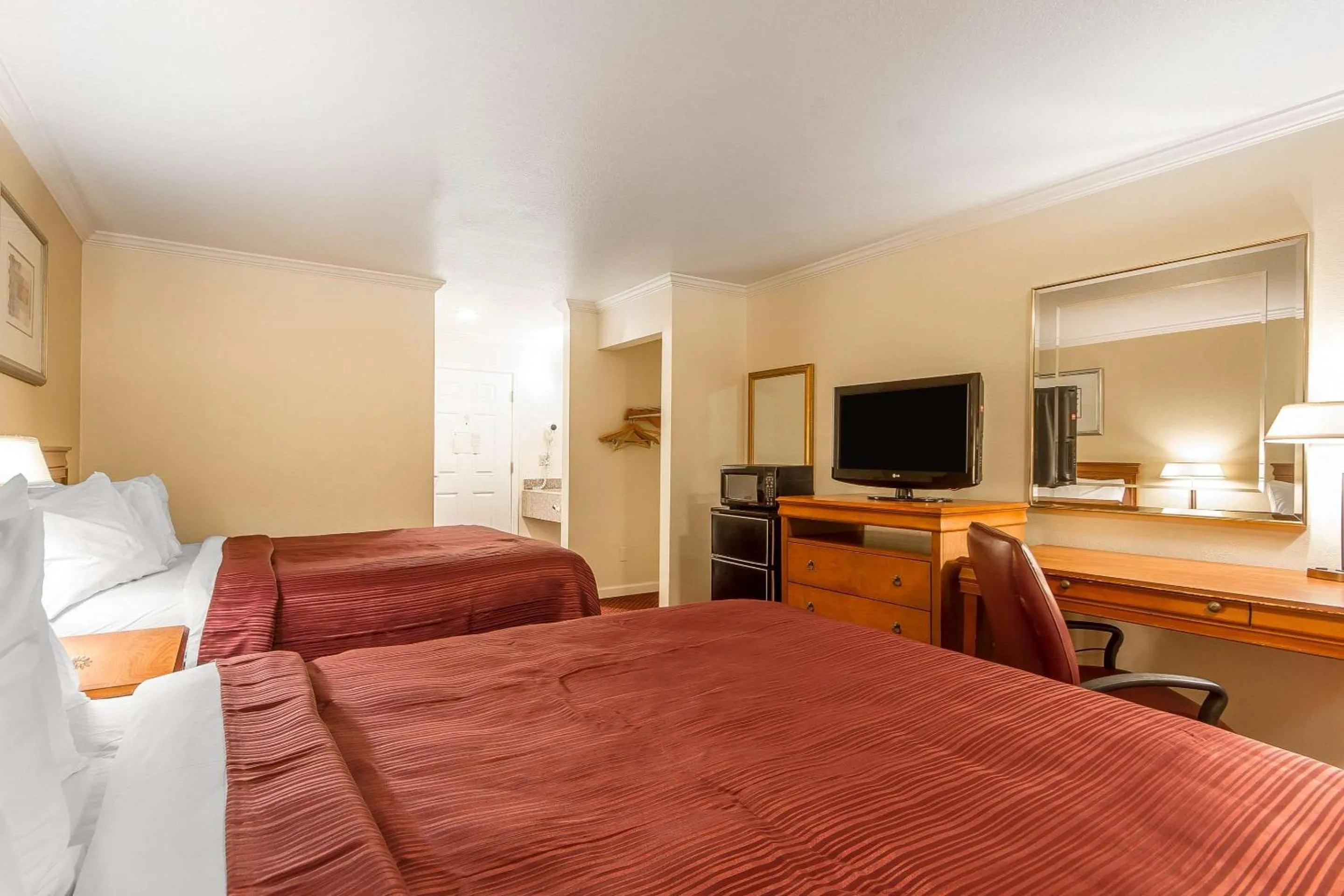 Queen Room with Two Queen Beds - Smoking in Quality Inn & Suites Gilroy