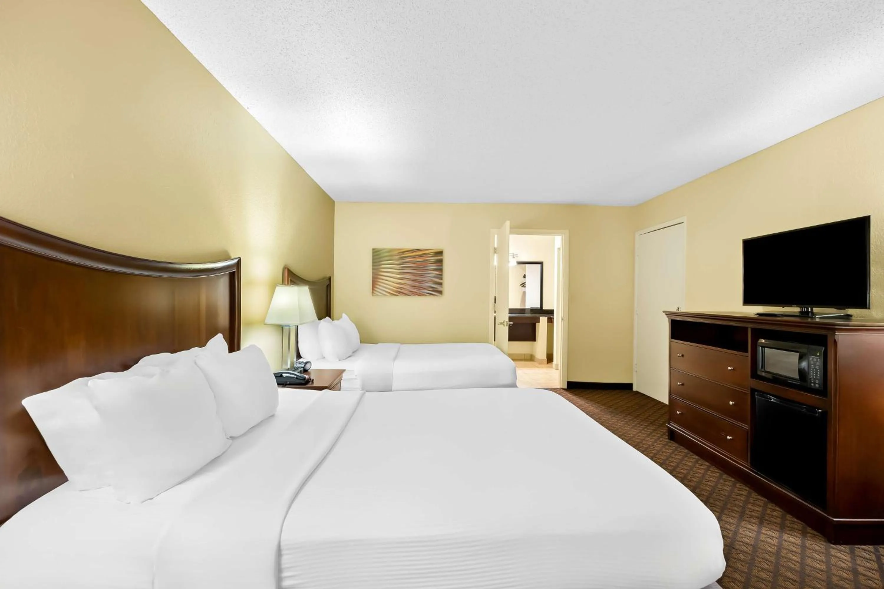 Queen Room with Two Queen Beds with Roll-In Shower in Best Western Coach House