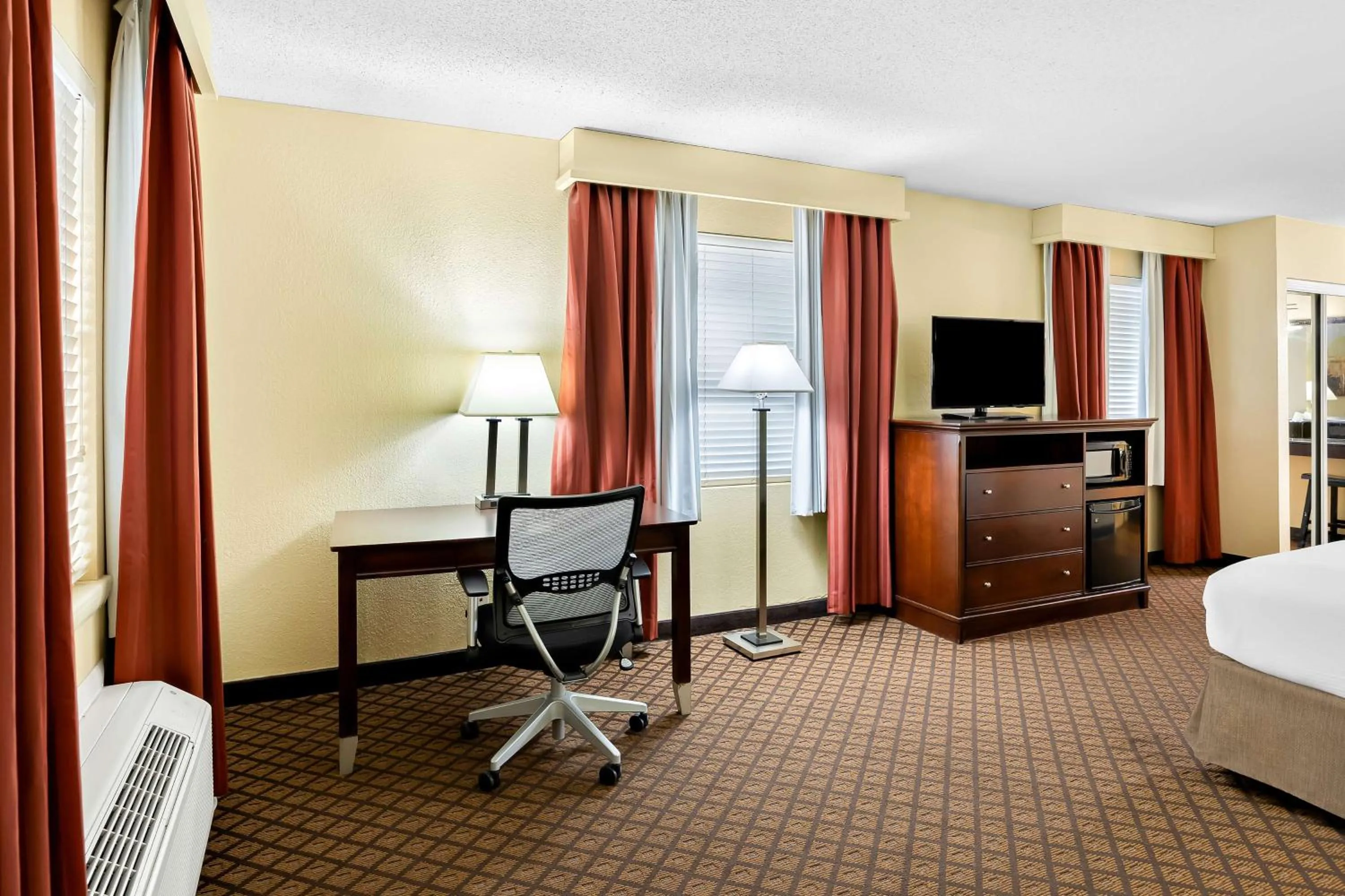 King Room - Disability Access Tub in Best Western Coach House