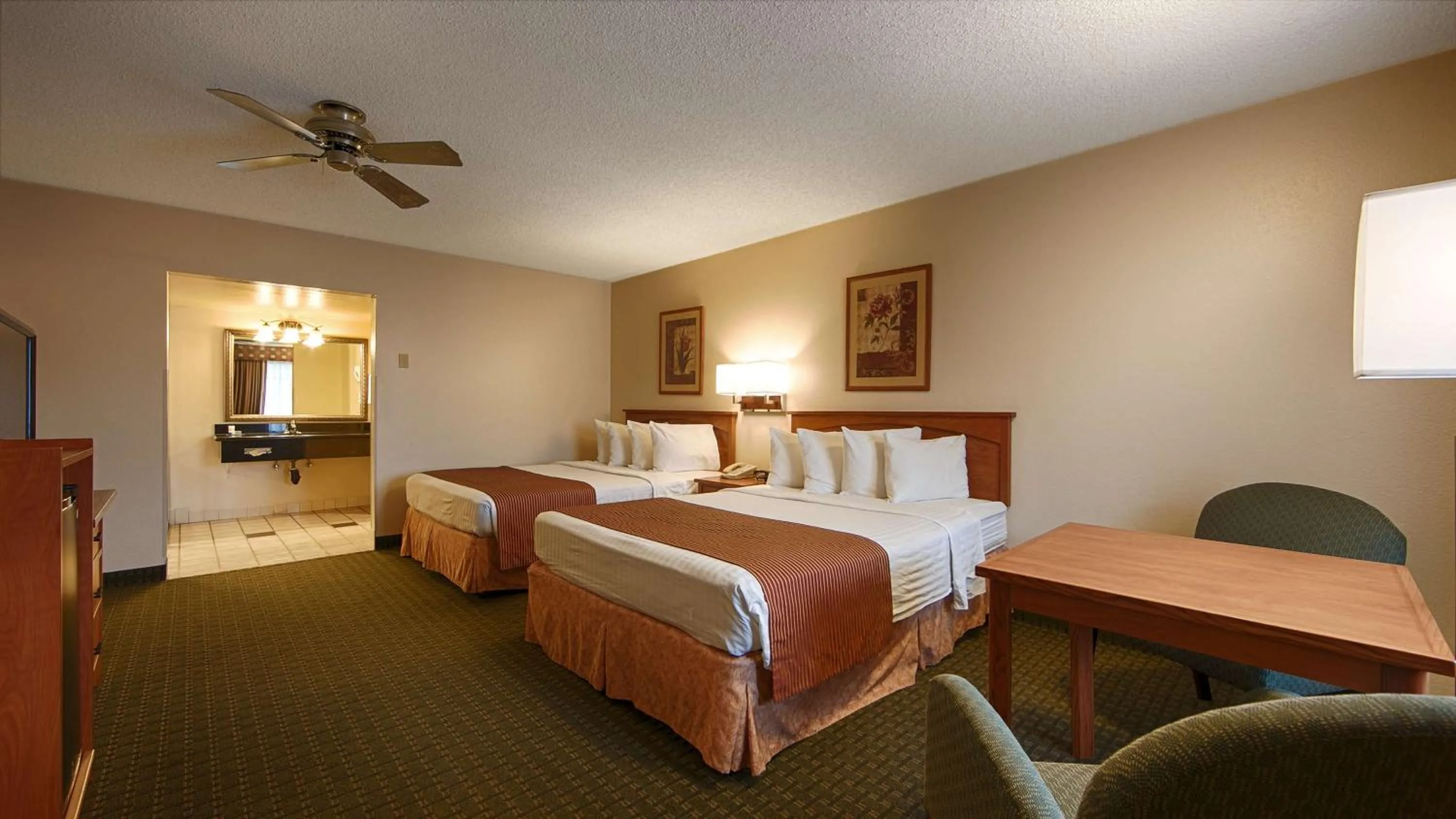 Queen Room with Two Queen Beds and Roll-In Shower - Mobility Access/Non-Smoking in SureStay Hotel by Best Western Tehachapi