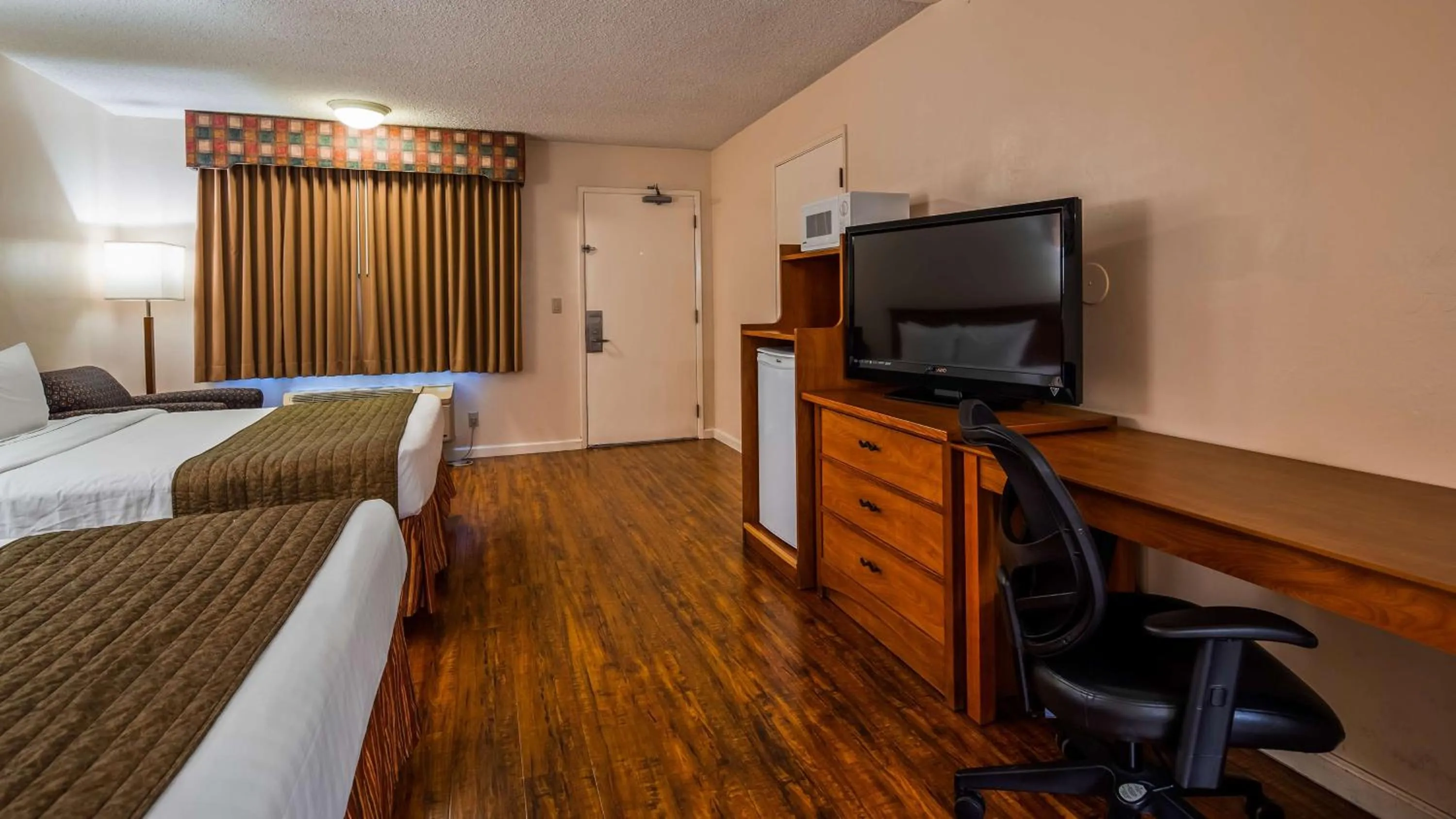 Queen Room with Two Queen Beds - Non-Smoking in SureStay Hotel by Best Western Tehachapi