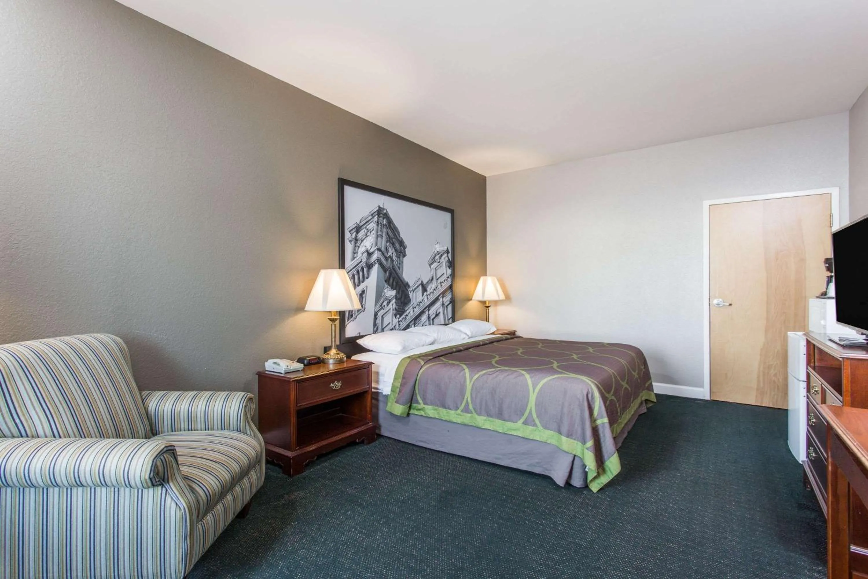 King Room - Mobility Access/Non-Smoking in Super 8 by Wyndham Petersburg