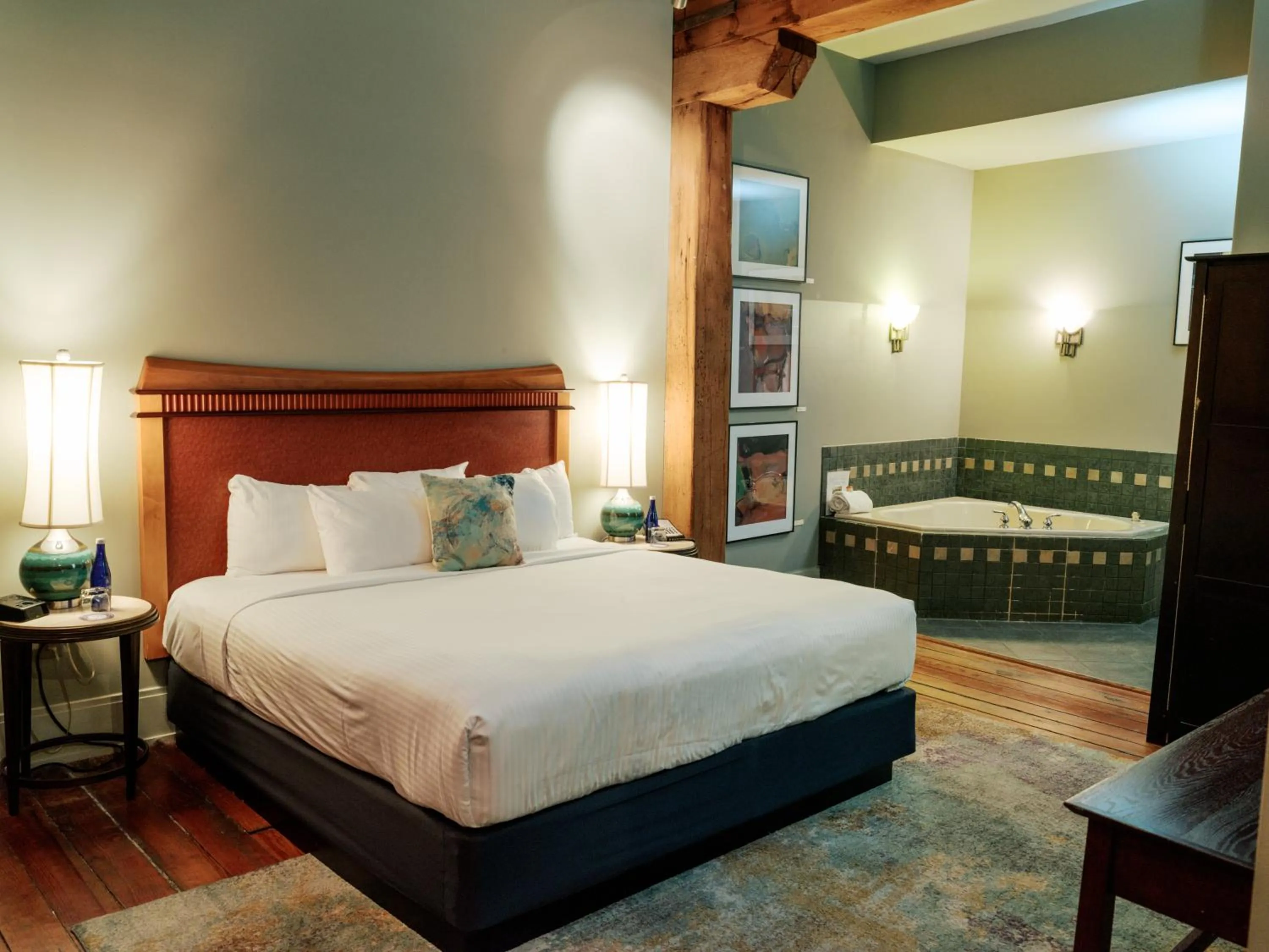 Arts Suite with Hot Tub in Lancaster Arts Hotel