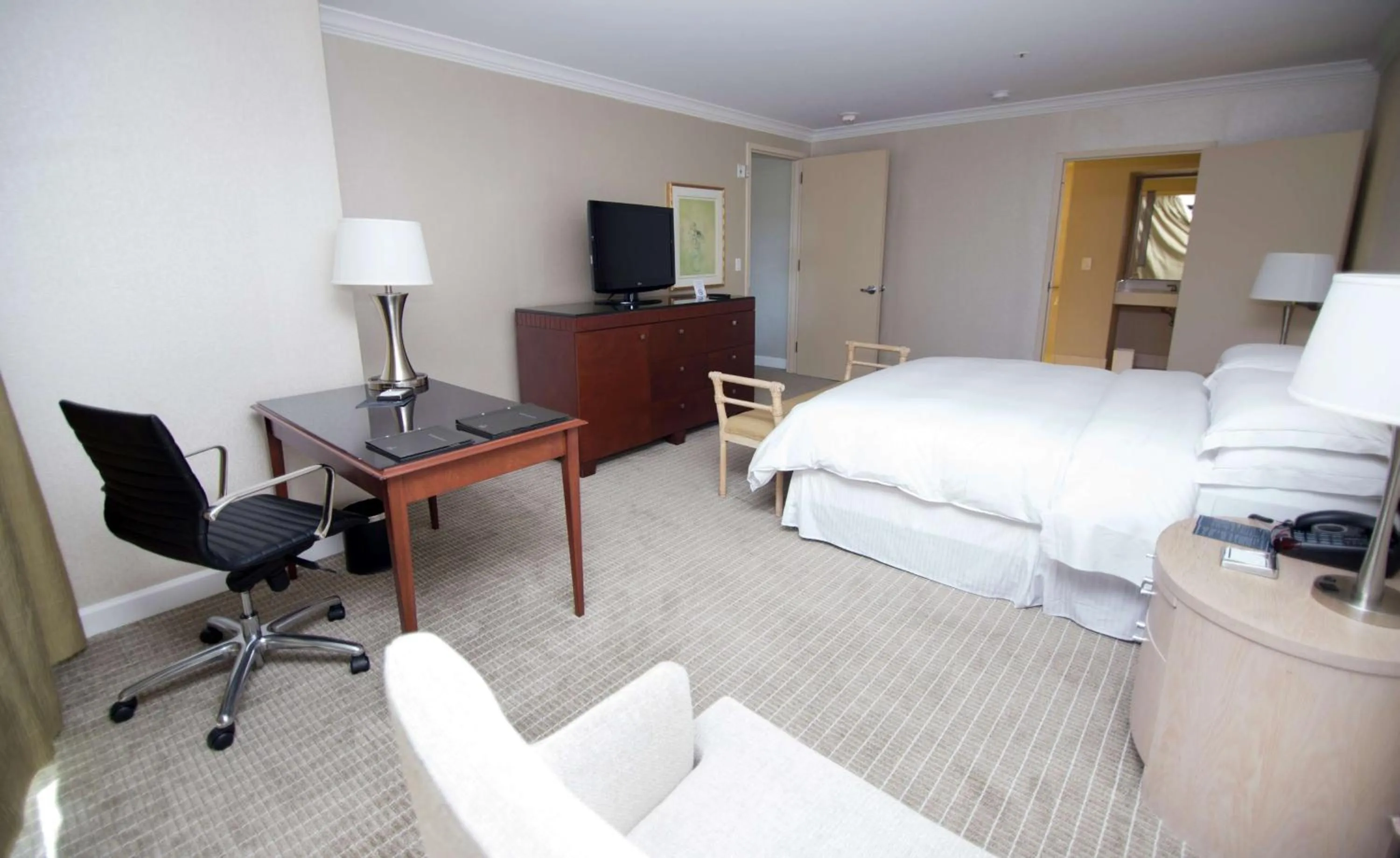 King Room with Tub - Mobility and Hearing Access in Hilton Los Angeles-Universal City