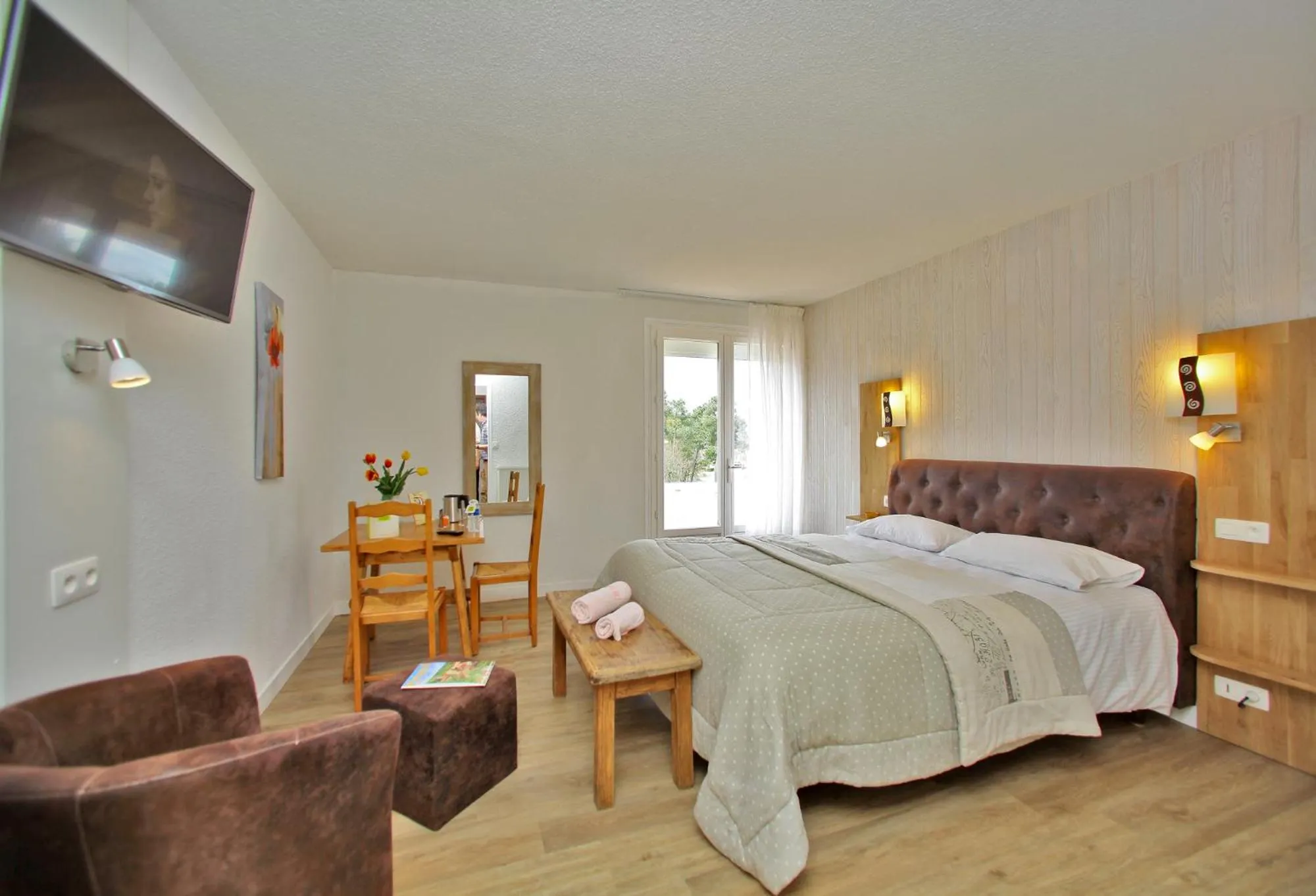 Double Room with Spa Bath in Hotel Restaurant Logis Le Tropicana
