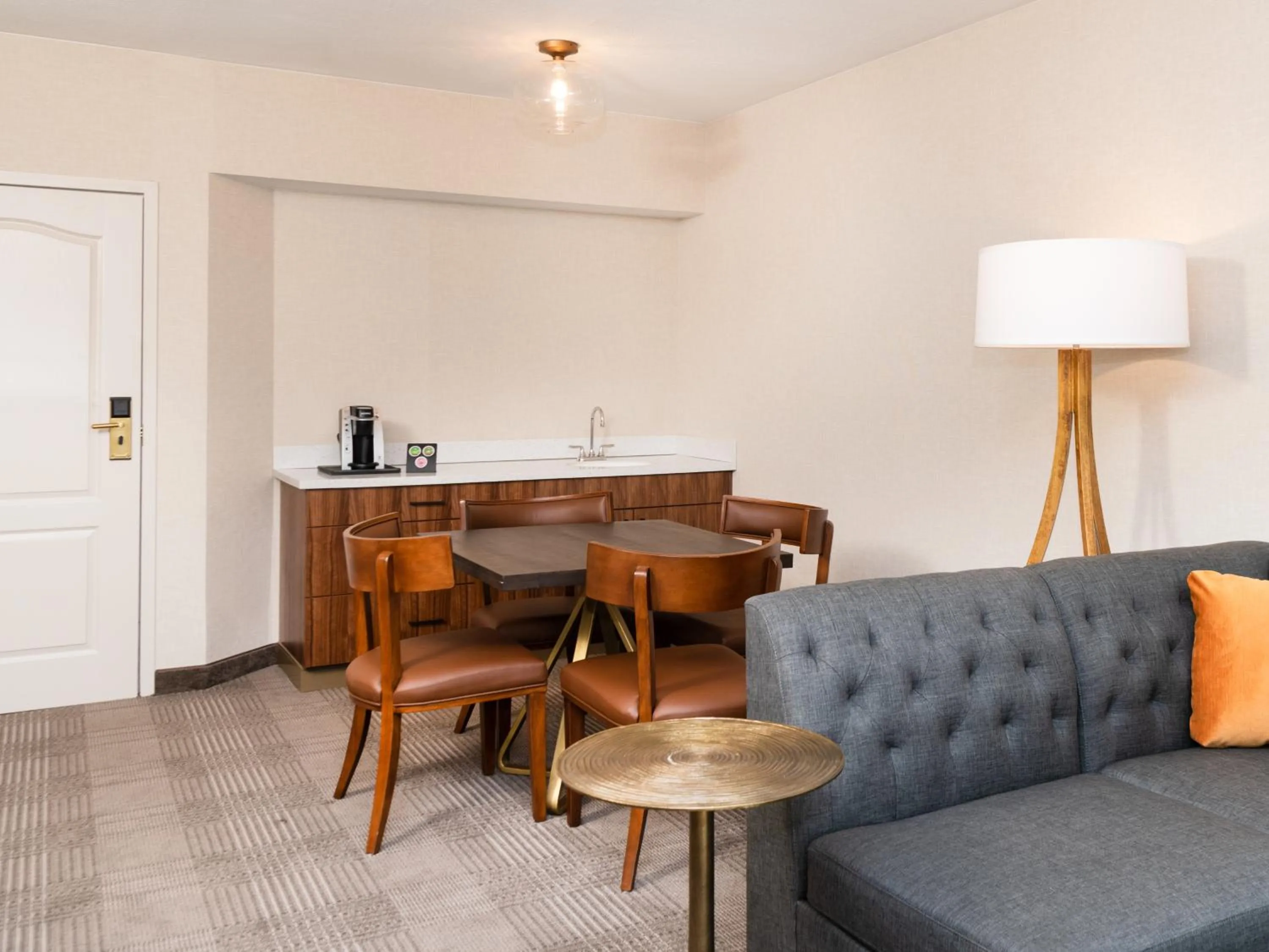 King Suite with Bath Tub - Disability Access in Cherry Valley Hotel