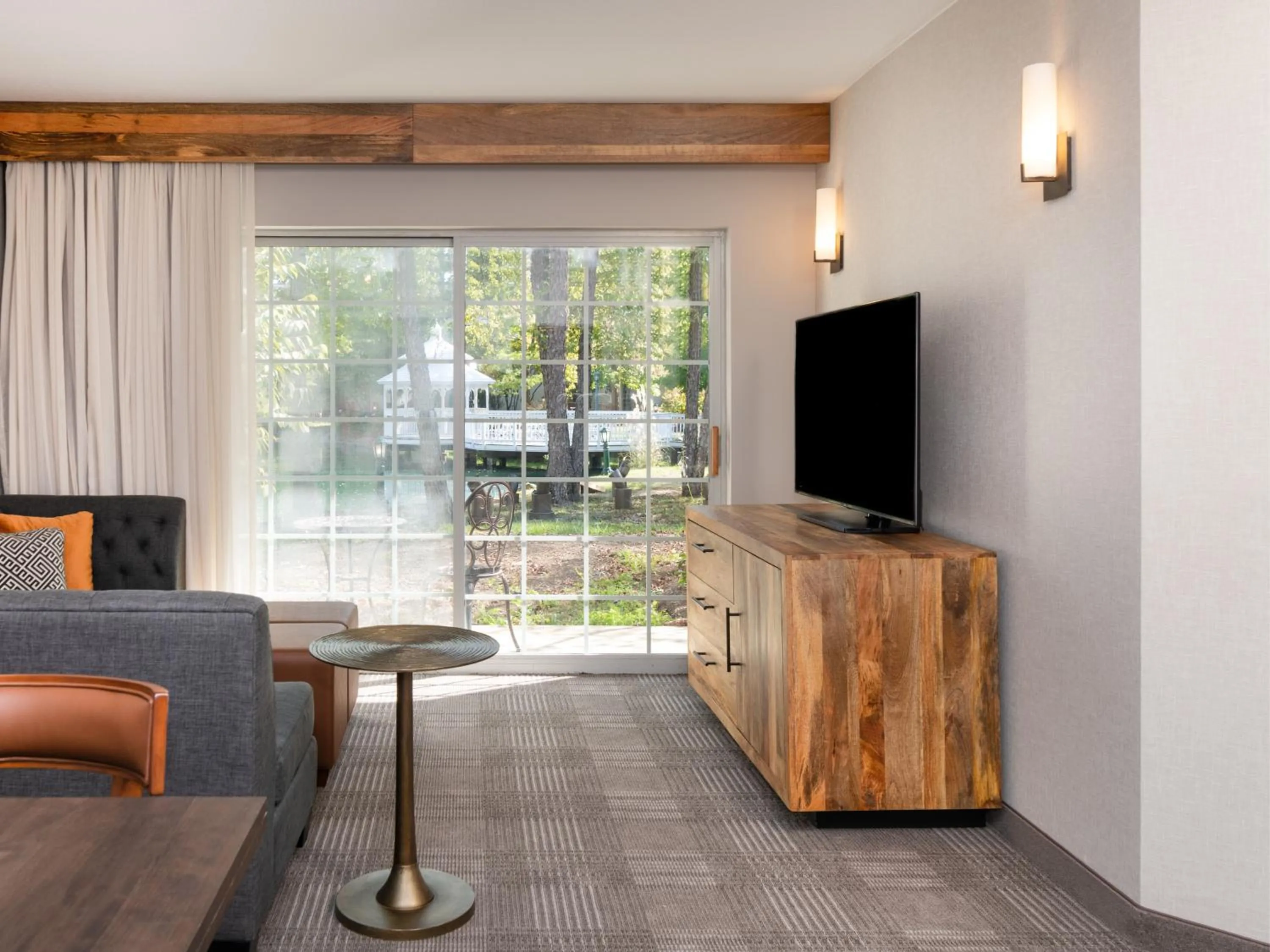 King Suite with Sofa Bed and Patio in Cherry Valley Hotel