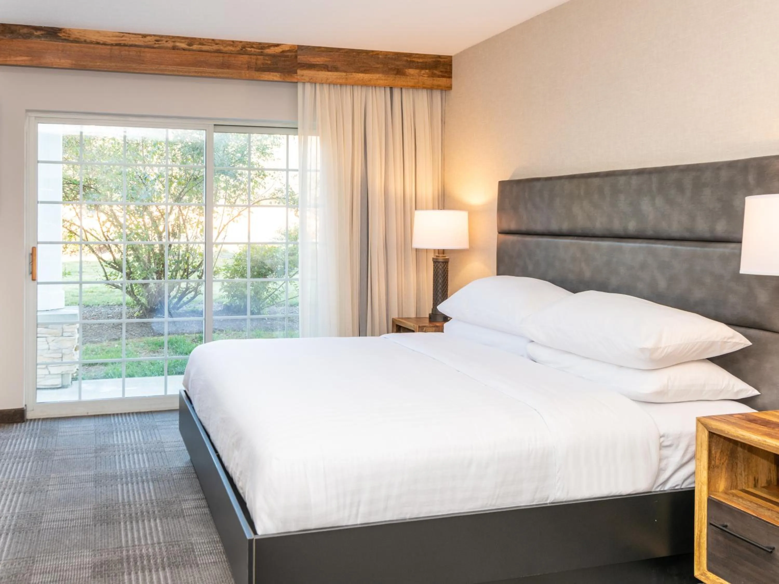 King Room with Roll-In Shower - Disability Access in Cherry Valley Hotel