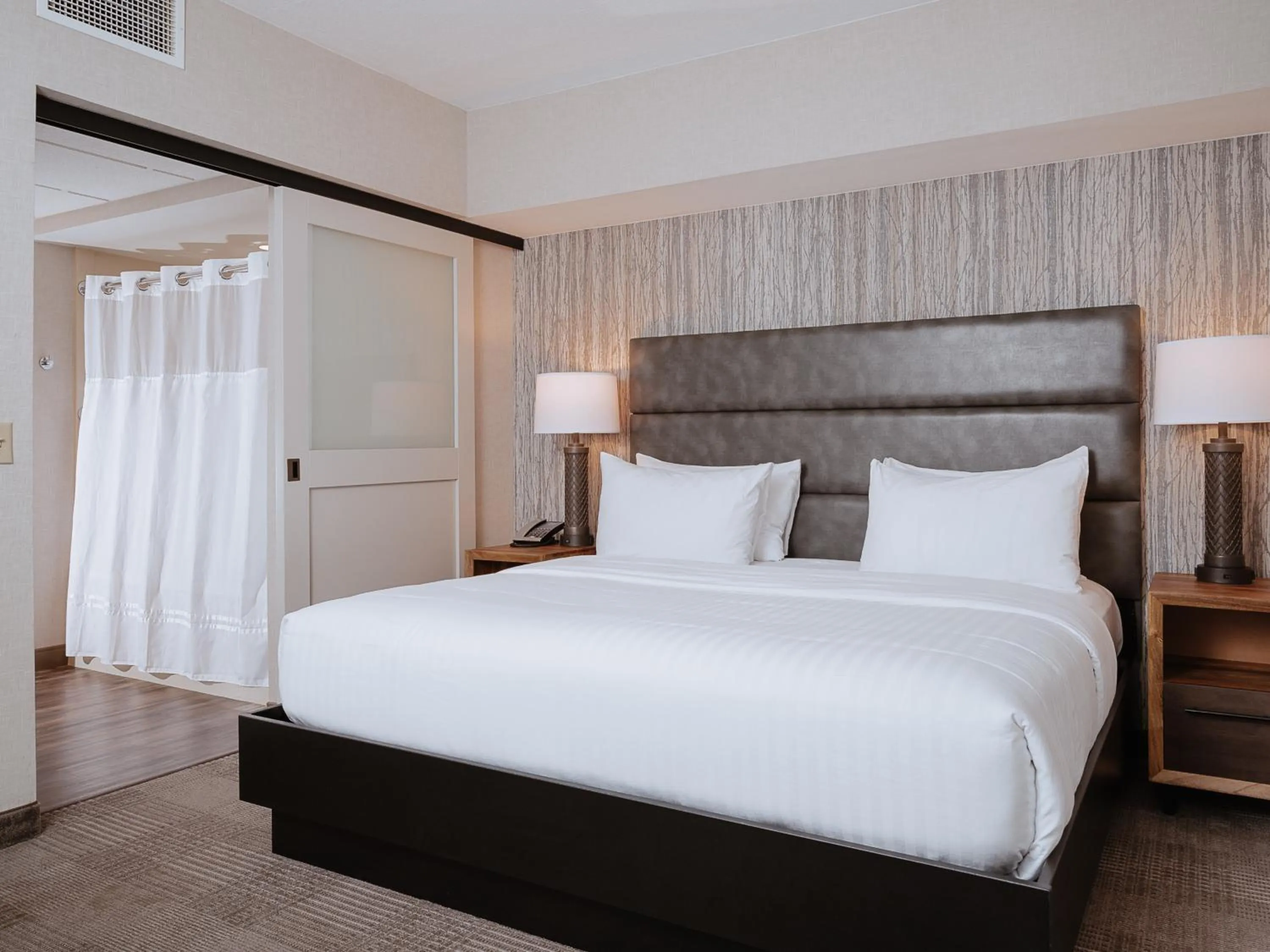 King Room with Sofabed in Cherry Valley Hotel