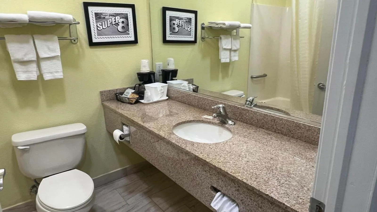 Queen Room - Smoking in Super 8 by Wyndham Albany