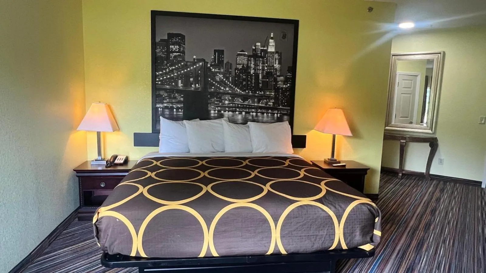 Deluxe King Room - Non-Smoking in Super 8 by Wyndham Albany