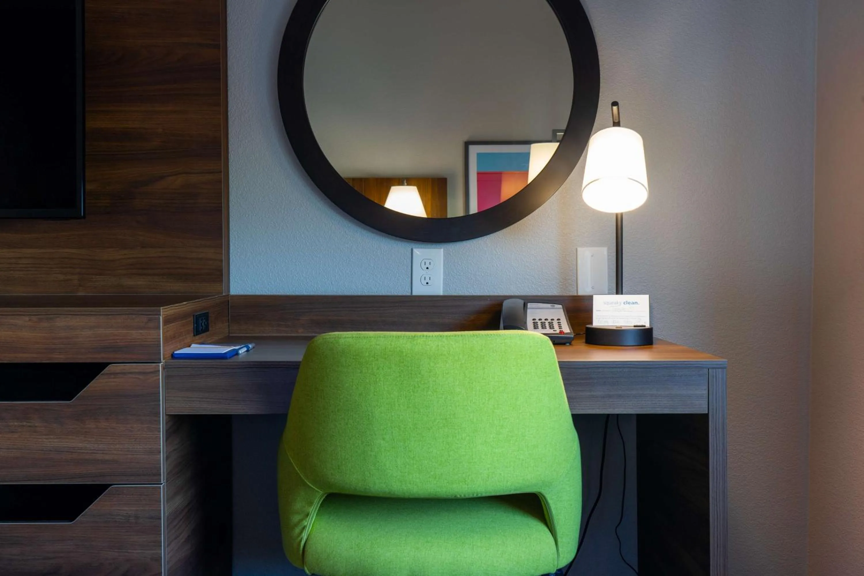 King Room - Mobility Access/Non-Smoking in Hampton Inn Elkhorn Lake Geneva Area