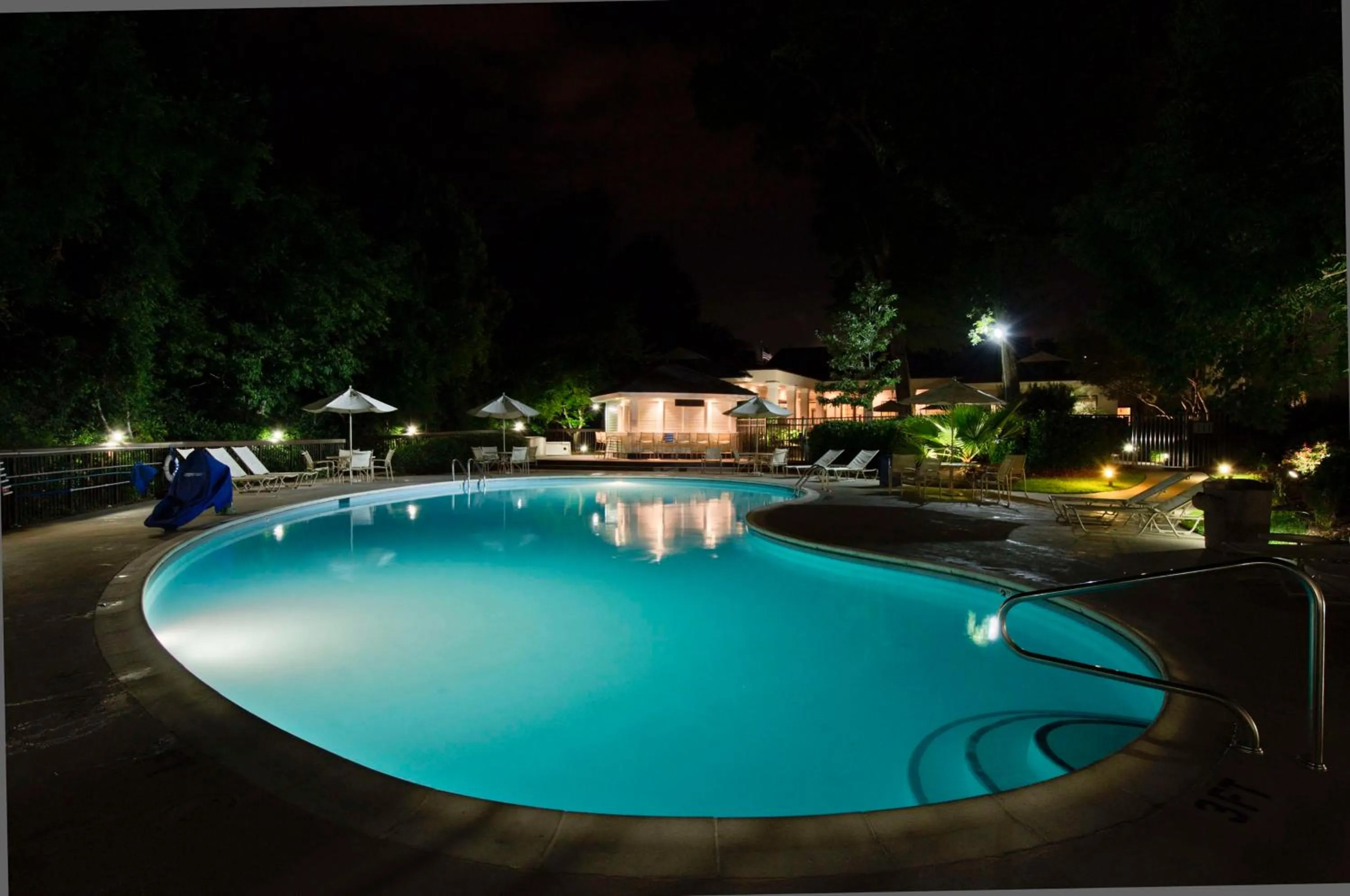 Pool view in Hampton Inn & Suites Wilmington/Wrightsville Beach