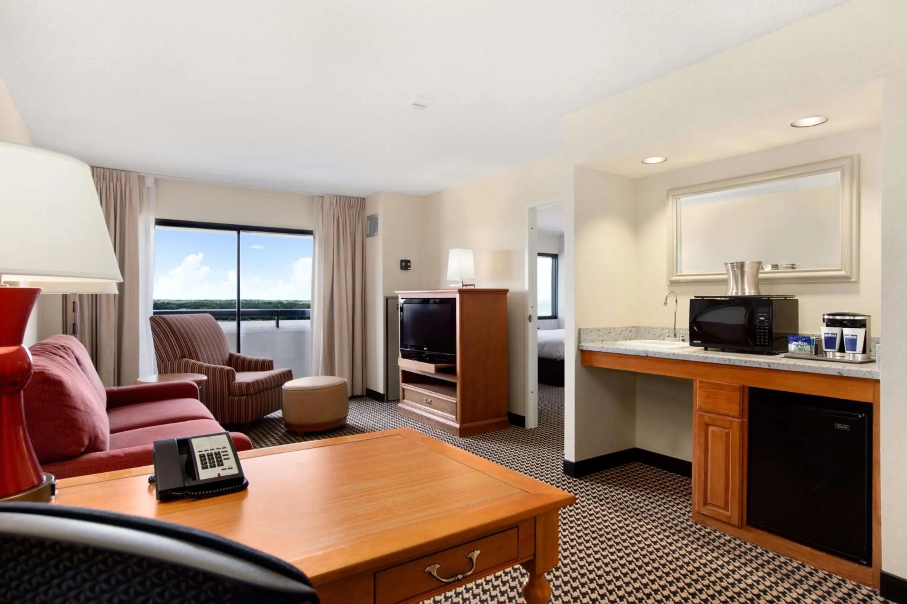 One-Bedroom King Suite with Shower - Mobility Access in Hilton Suites Chicago/Oakbrook Terrace