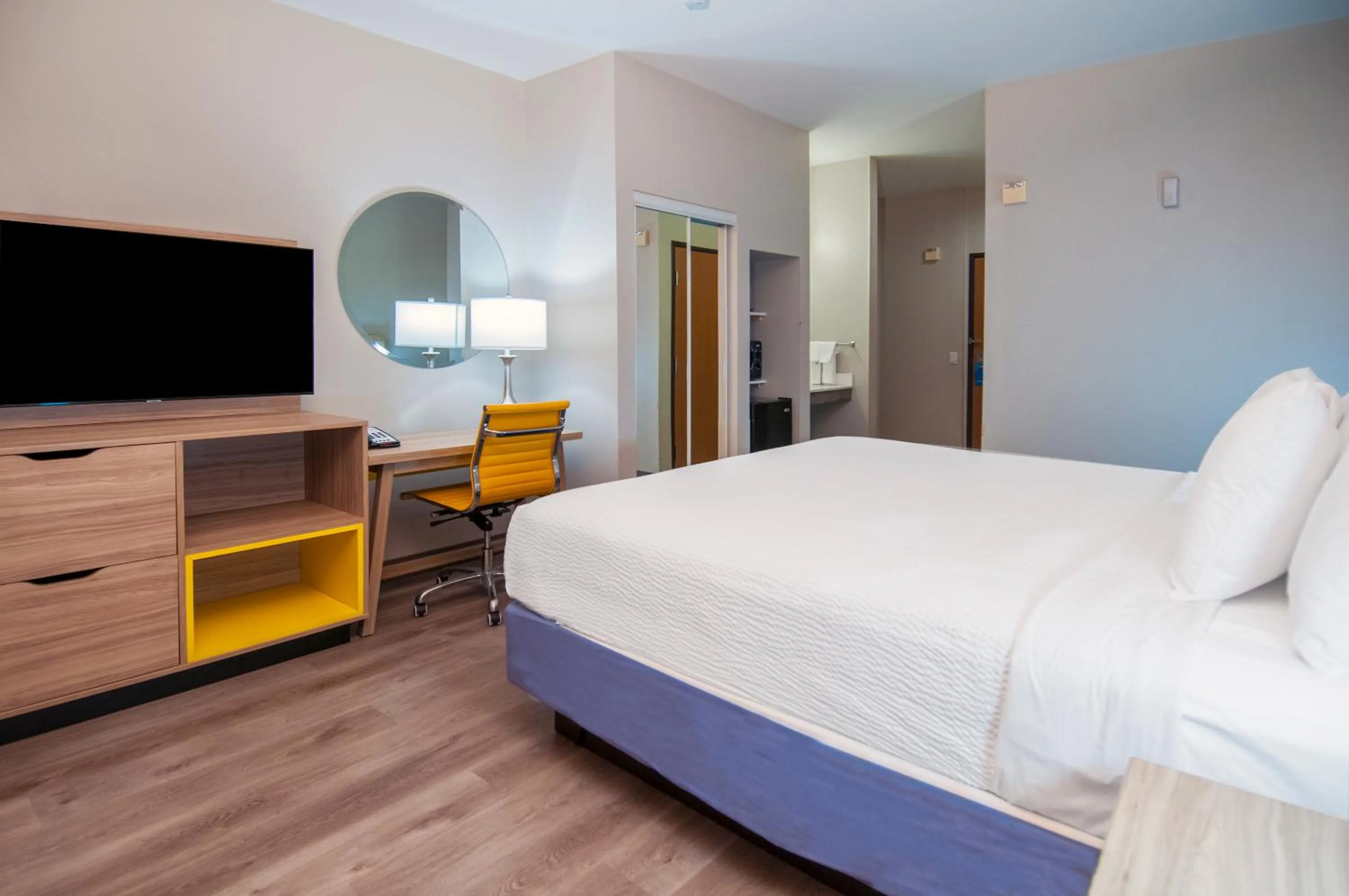 King Room with Bath Tub - Mobility Accessible/Non-Smoking in Days Inn & Suites by Wyndham San Antonio North/Stone Oak