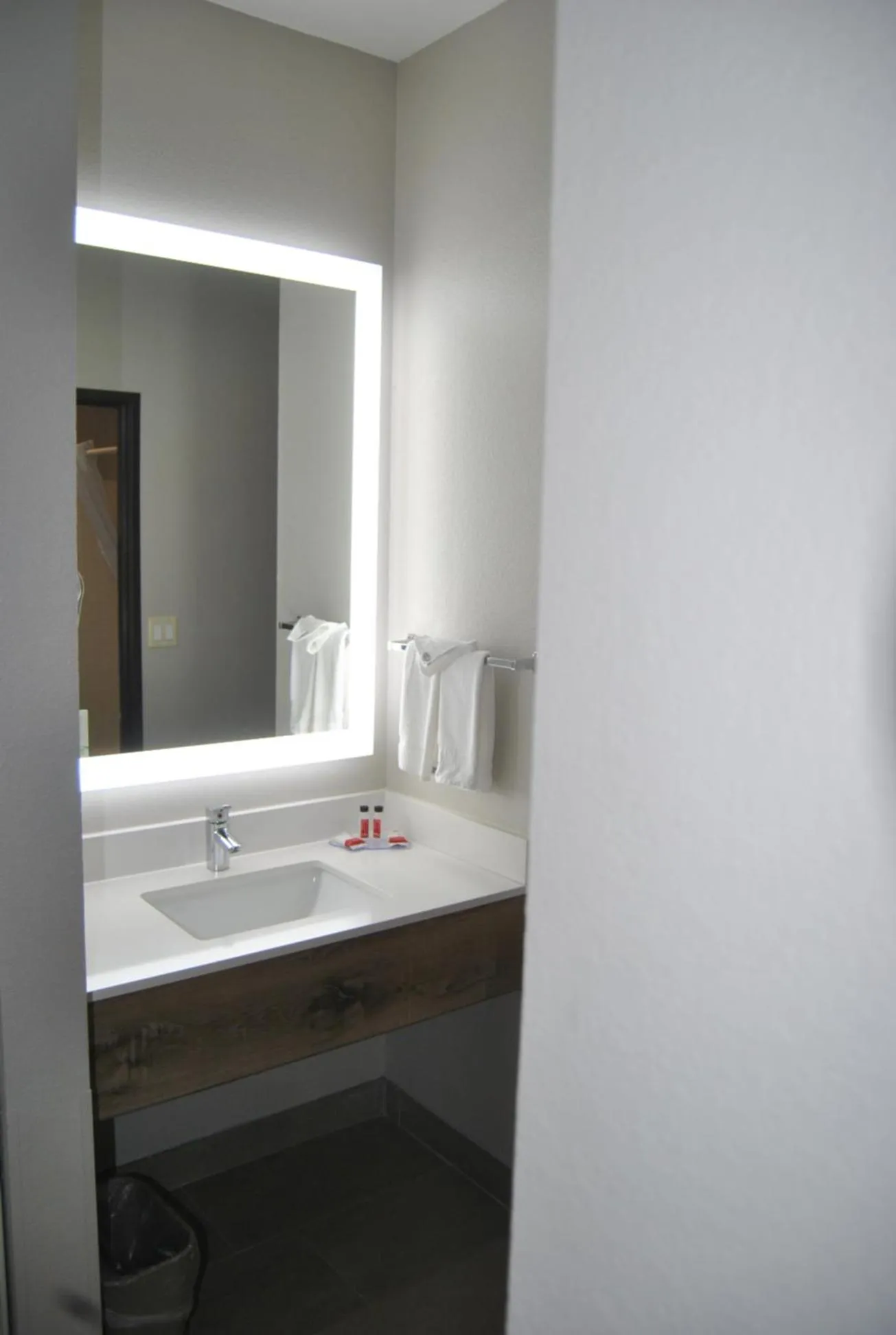 King Room - Non-Smoking in Days Inn & Suites by Wyndham San Antonio North/Stone Oak