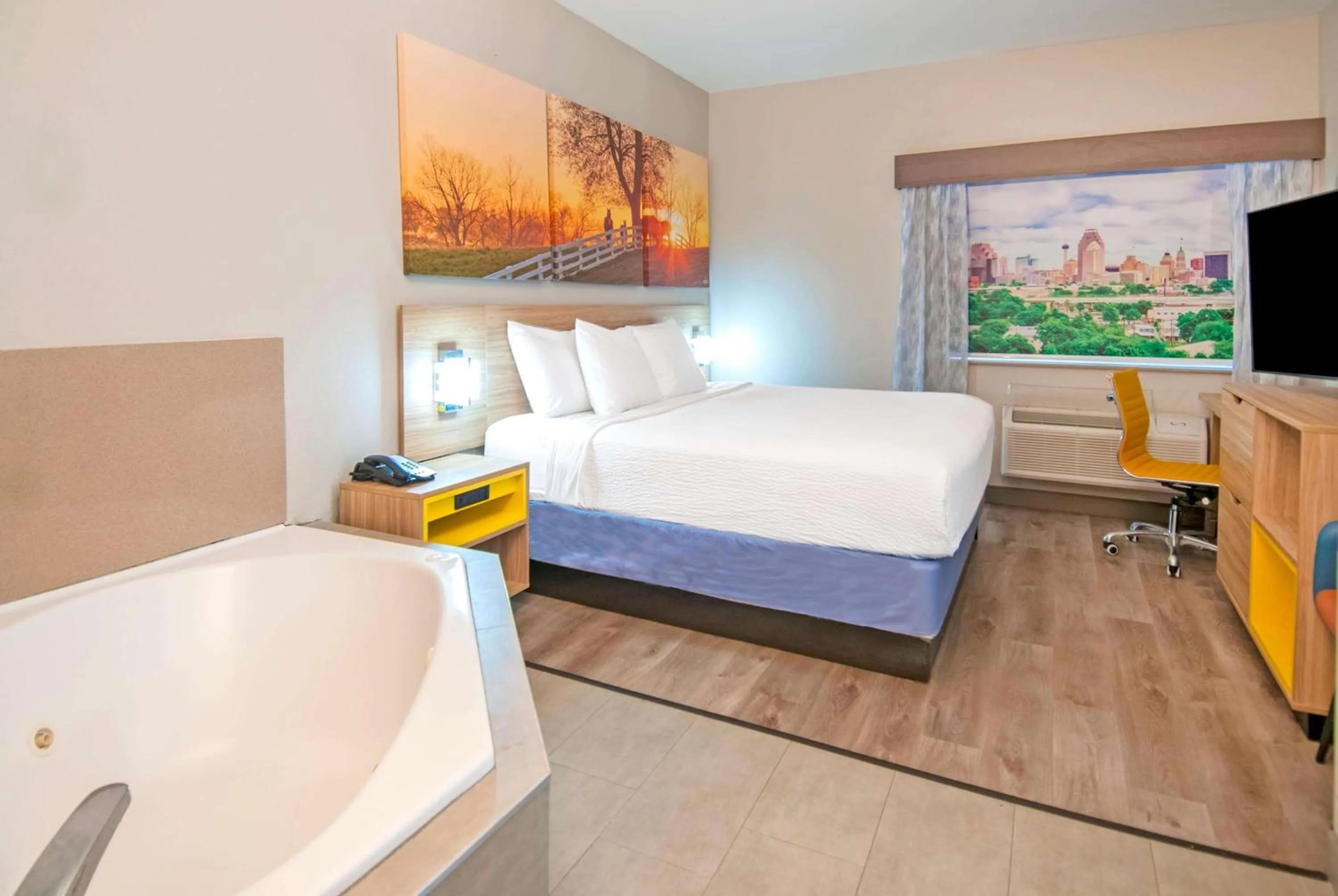 1 King Bed, Jetted Tub, Non-Smoking in Days Inn & Suites by Wyndham San Antonio North/Stone Oak
