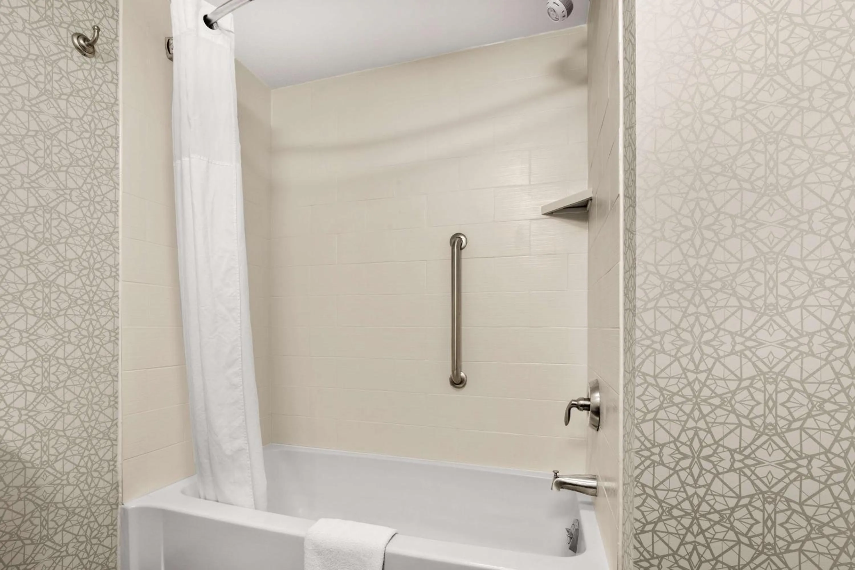 King Room with Accessible Tub - Mobility and Hearing Access/Non-Smoking in Hampton Inn & Suites Fairbanks