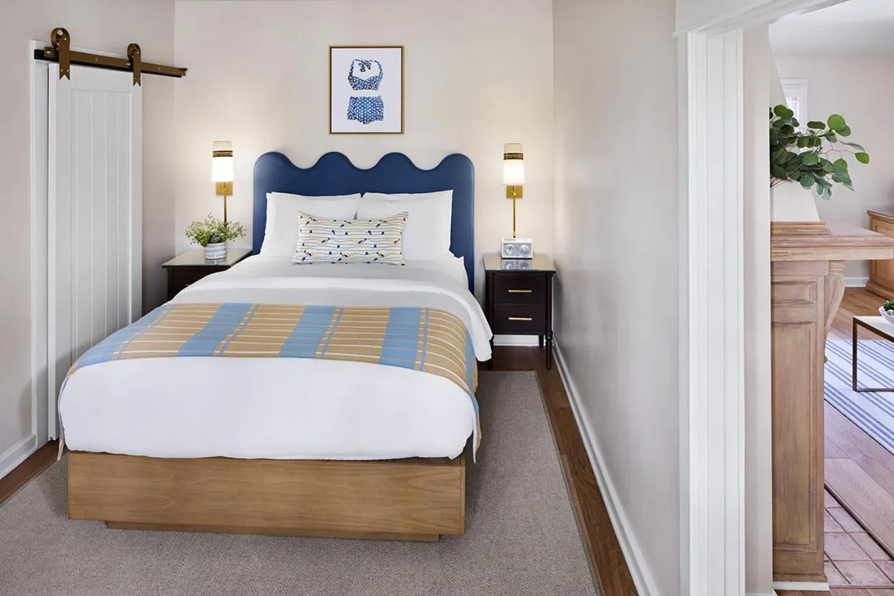 Signature Queen Suite + Sofa Bed in Channel Road Inn, A Four Sisters Inn