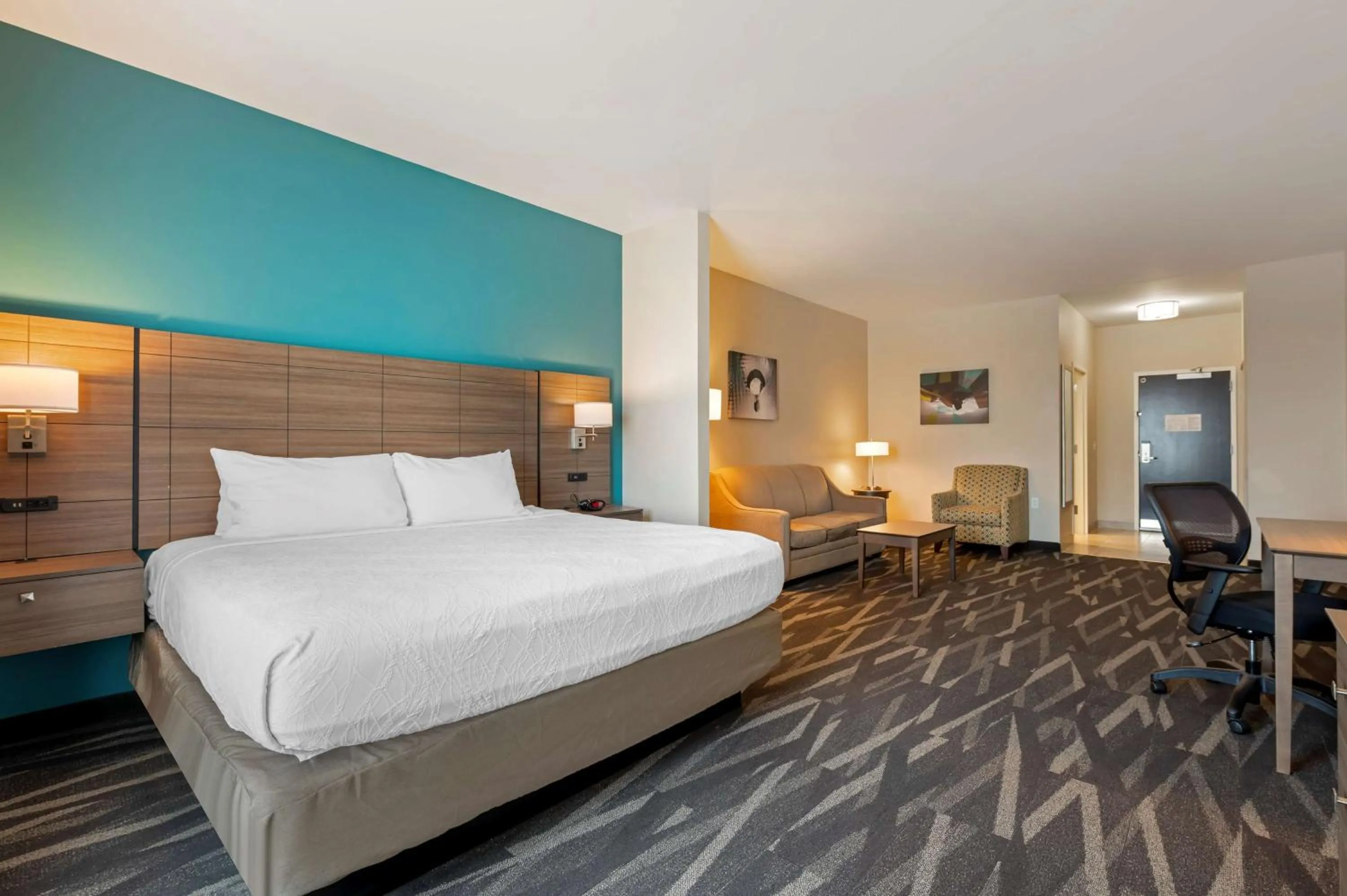 King Suite with Sofa Bed in Best Western Plus Centralia Hotel & Suites