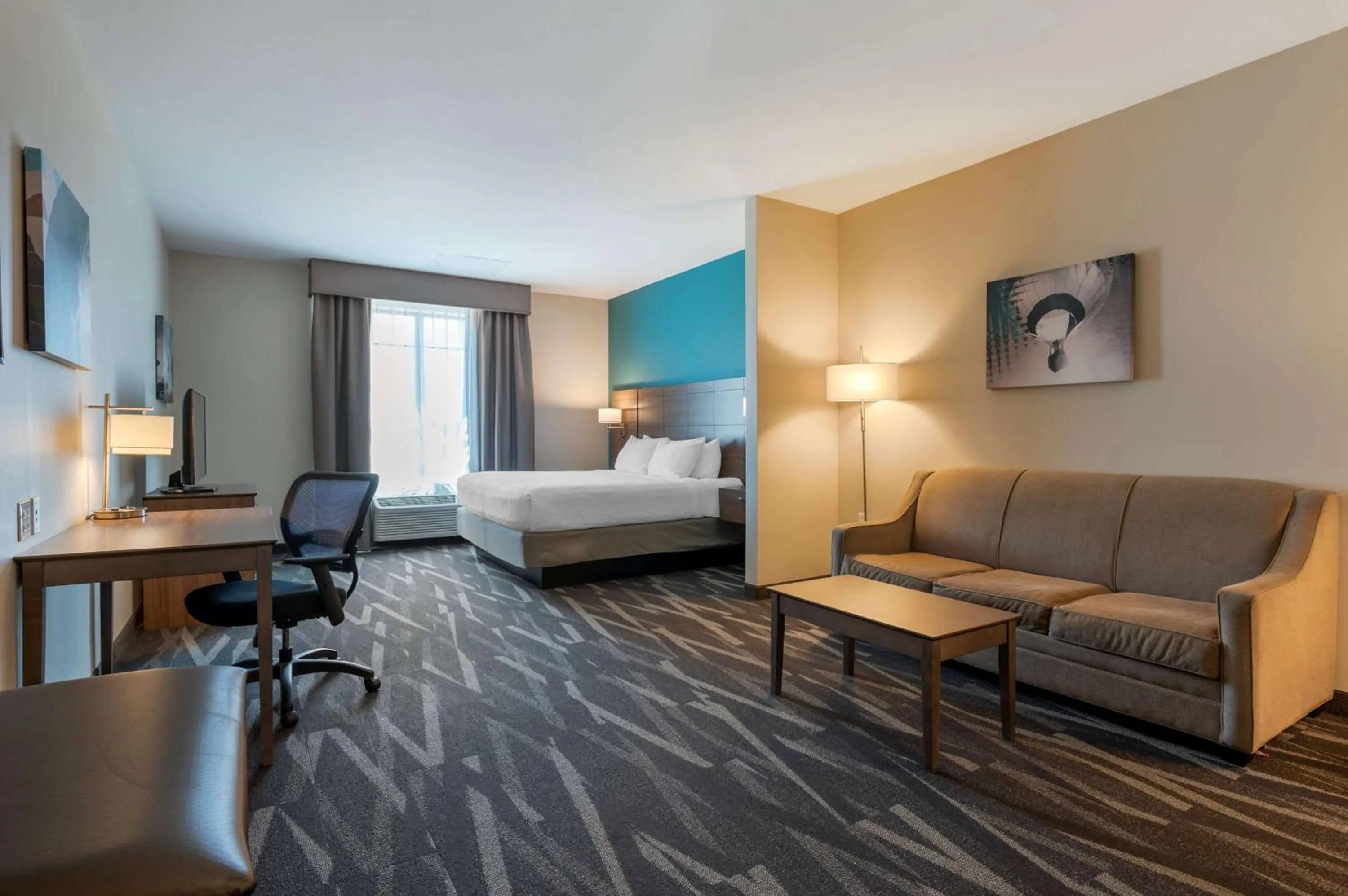 King Suite with Mobility Accessible Tub and Sofa Bed in Best Western Plus Centralia Hotel & Suites