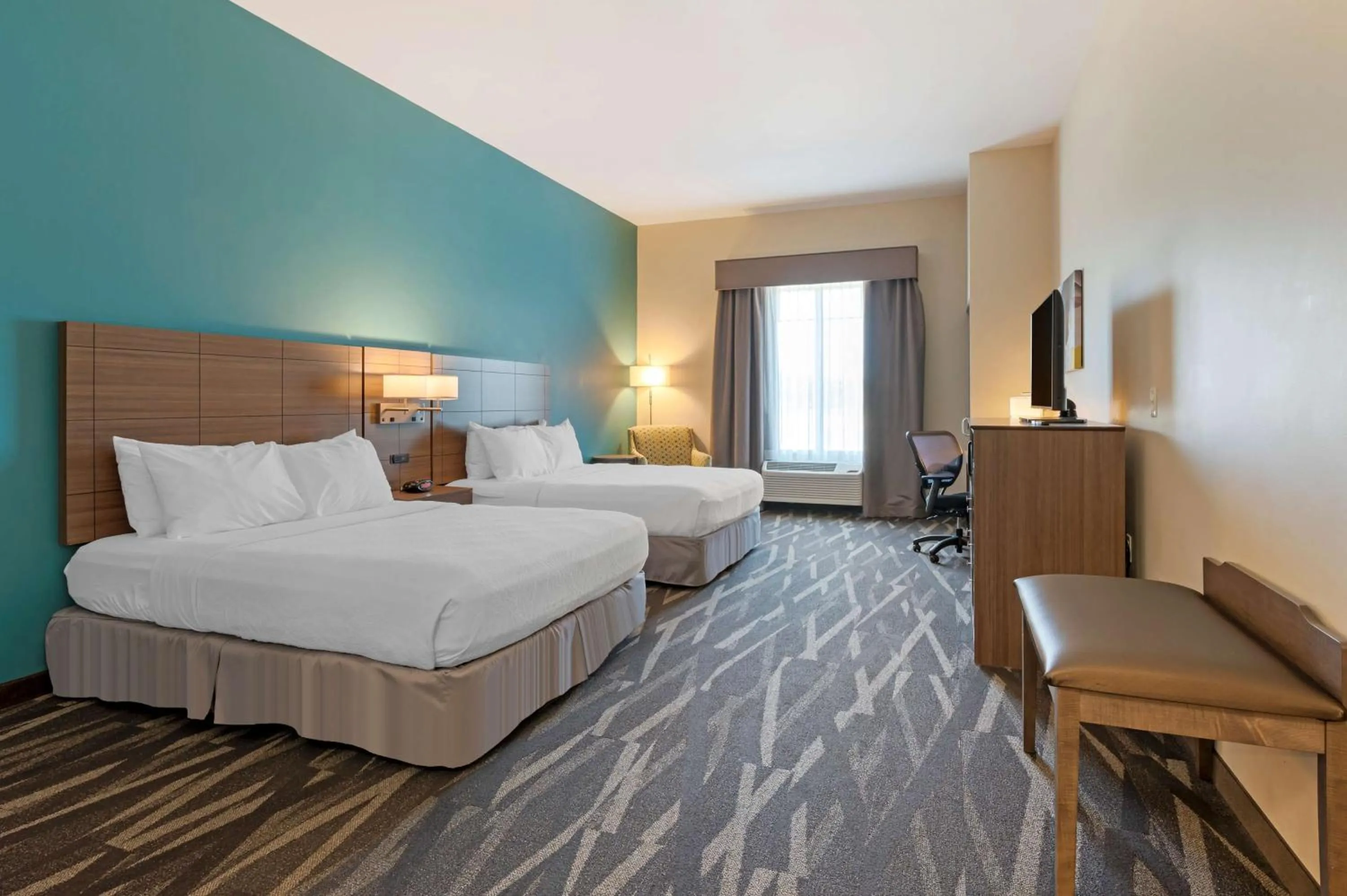 Queen Room with Roll-In Shower - Disability Access/Non-Smoking in Best Western Plus Centralia Hotel & Suites