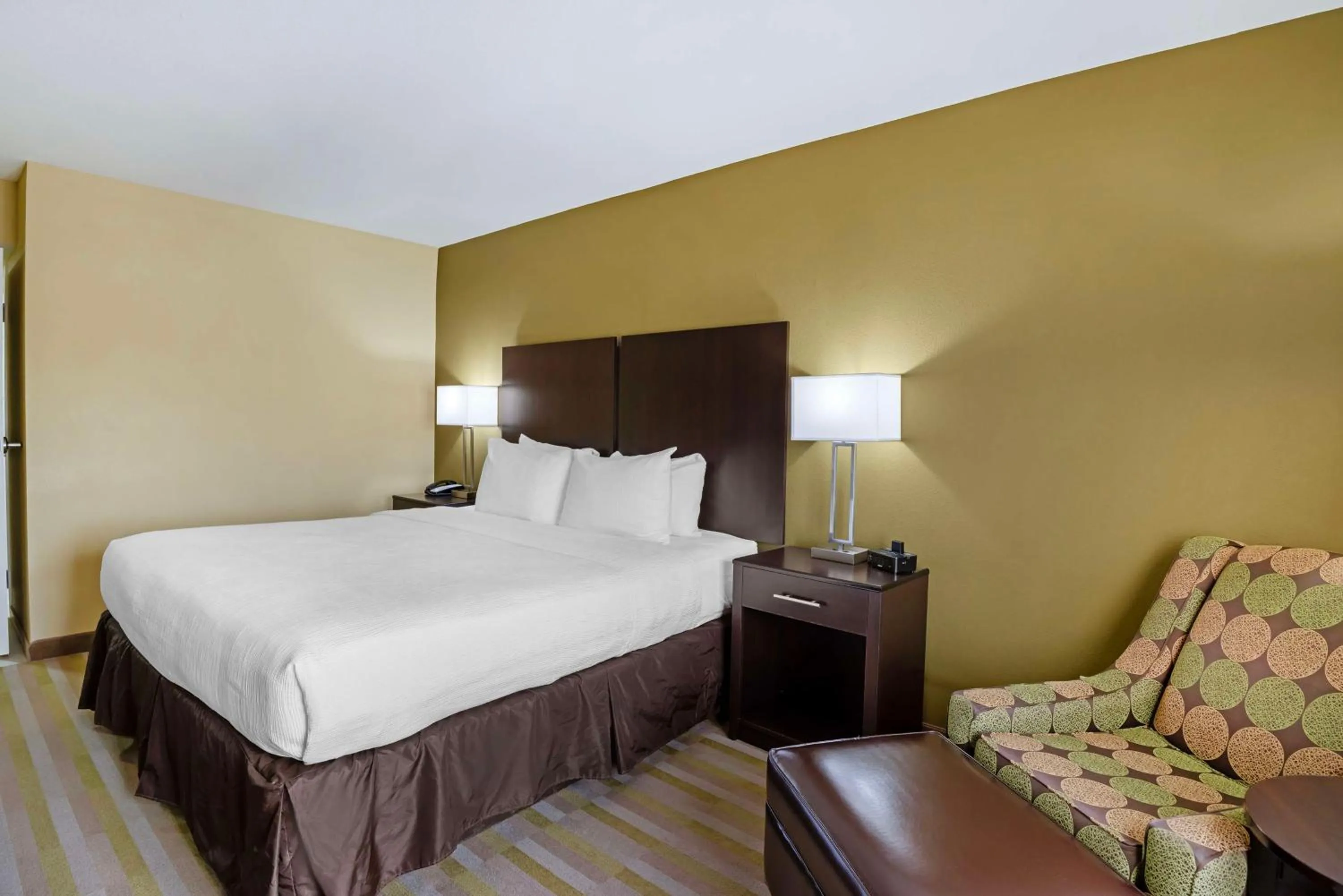 King Room with Bath Tub - Disability Access in Best Western Plus Thornburg Inn & Suites