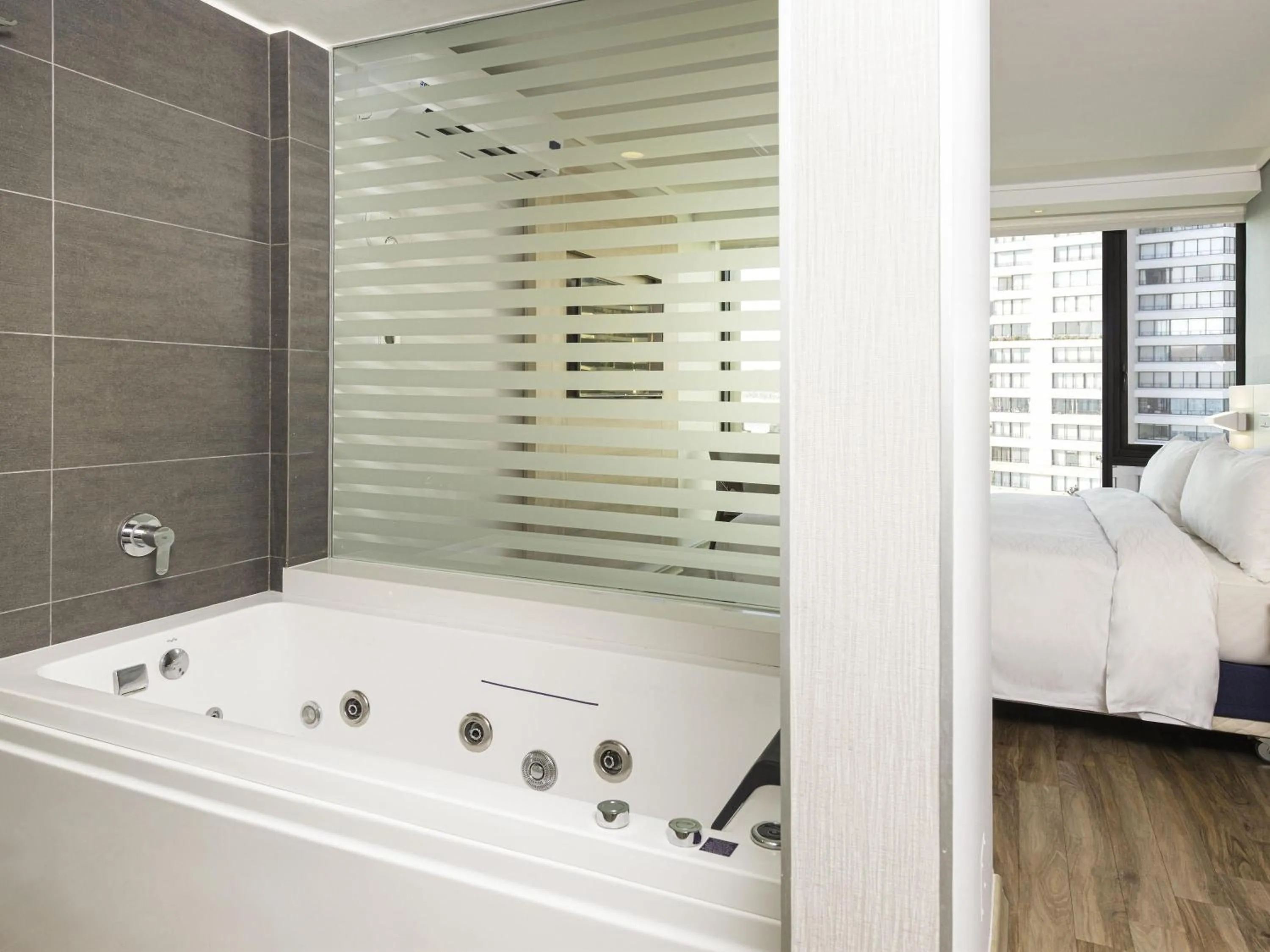 Exclusive King Suite with Sea View - Top  Floor in Pullman Vina del Mar San Martin