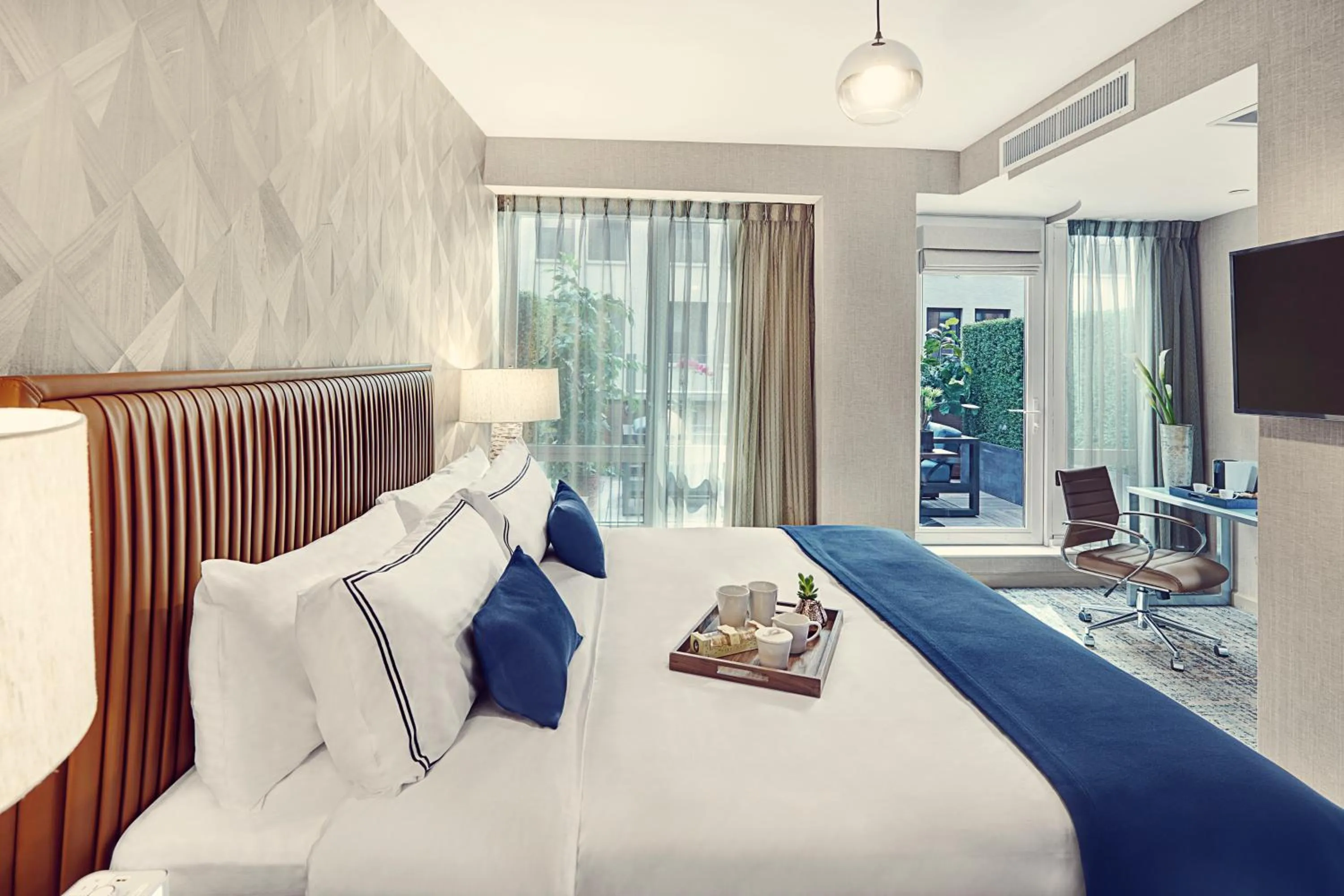 Deluxe King Room with Terrace in Artezen Hotel