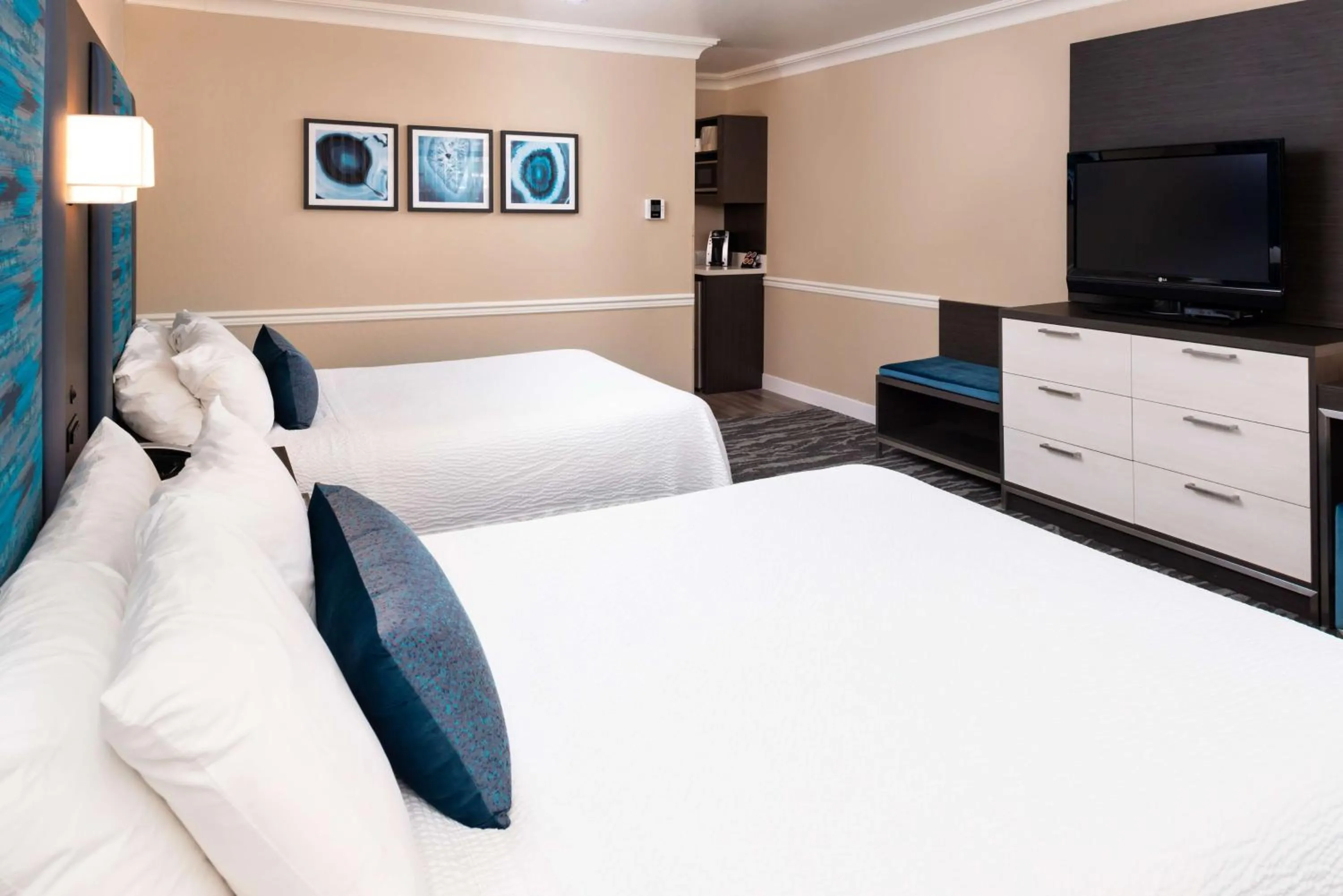Queen Room with Two Queen Beds and Roll-In Shower - Mobility Access/Communication Assistance/Non-Smoking in Best Western Plus Novato Oaks Inn