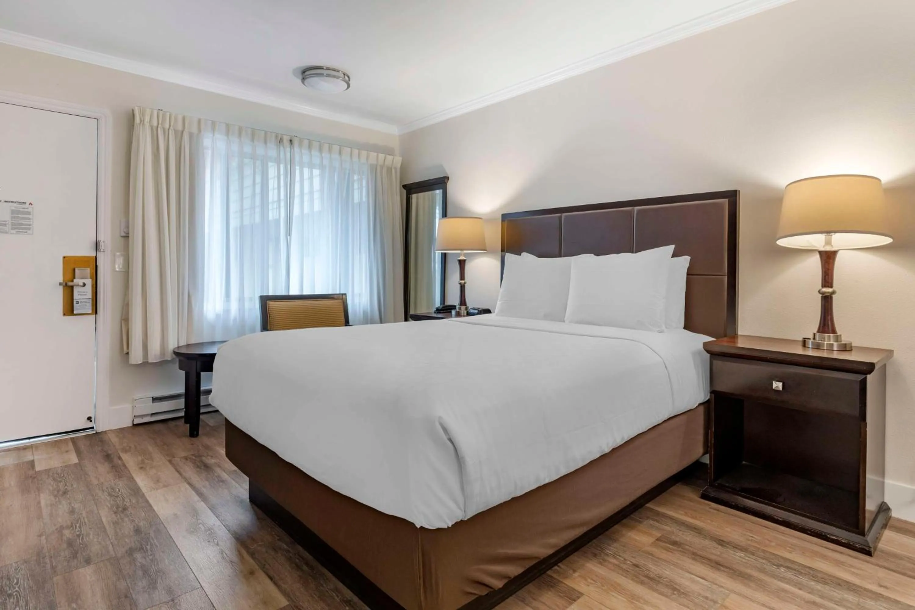 Queen Room with Roll-In Shower - Disability Access/Non-Smoking in Best Western Carmel's Town House Lodge