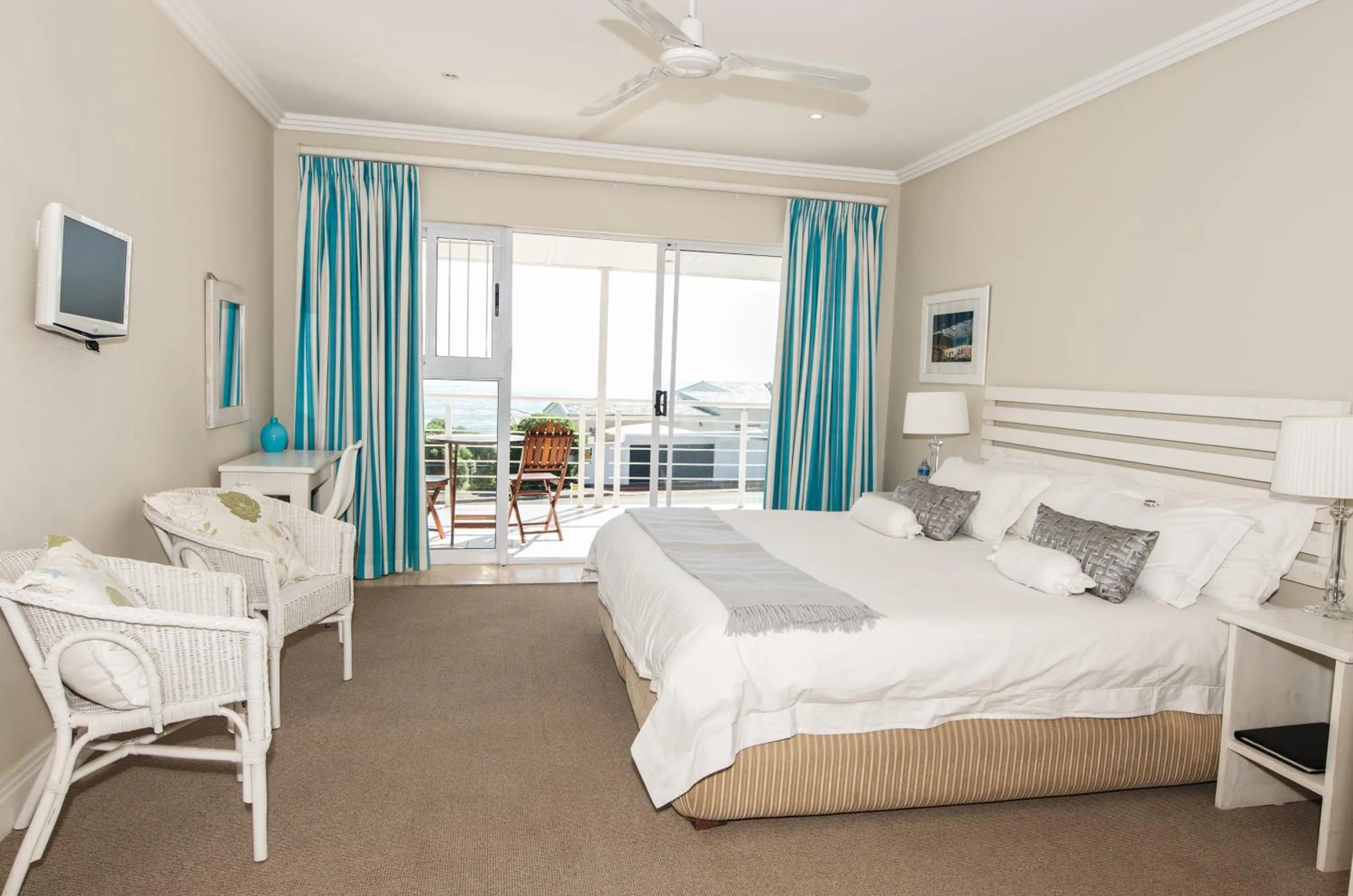 Double/Twin Room with Sea View and Shower only in 61 on Camps Bay