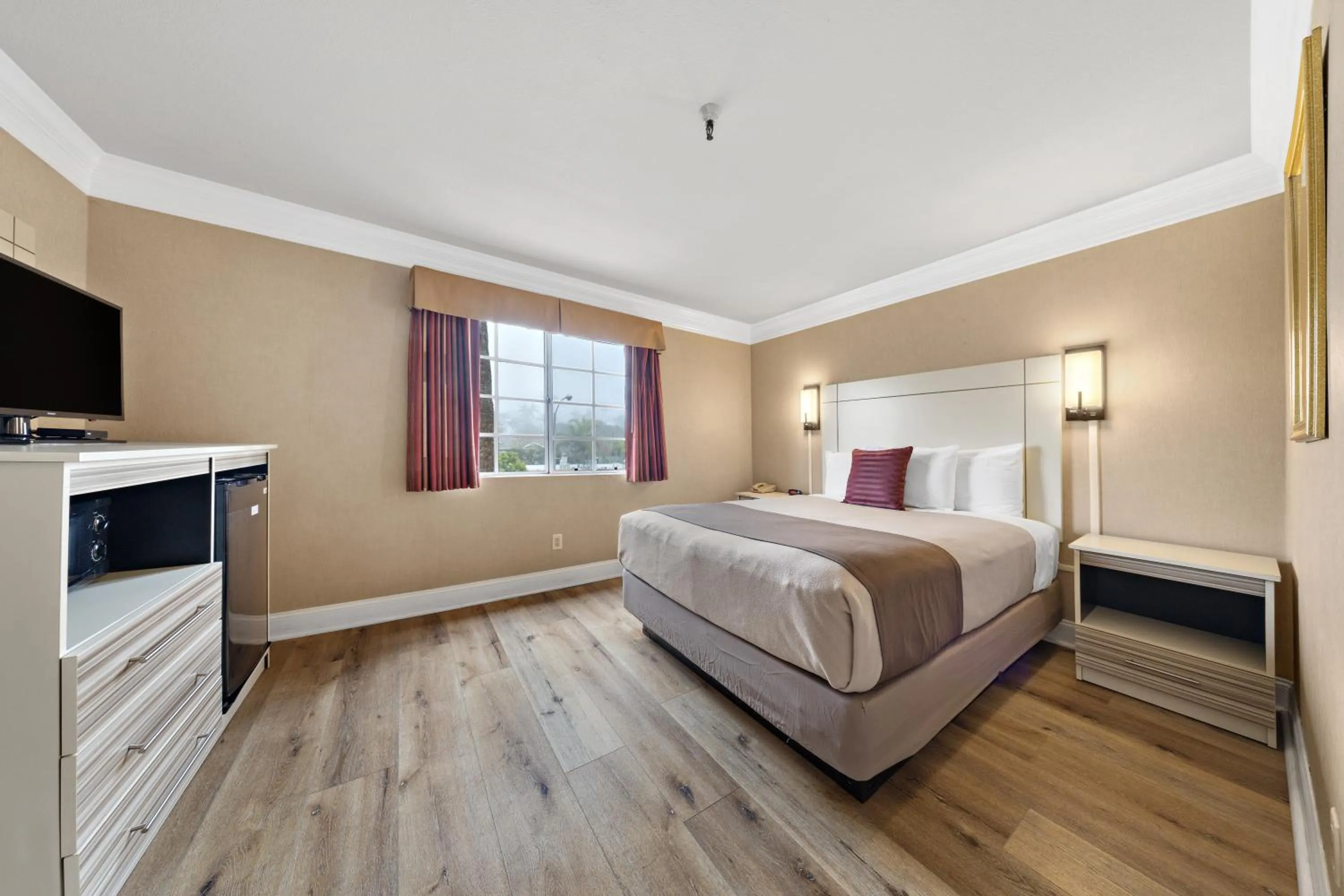 Queen Room in Americas Best Value Inn San Clemente Beach