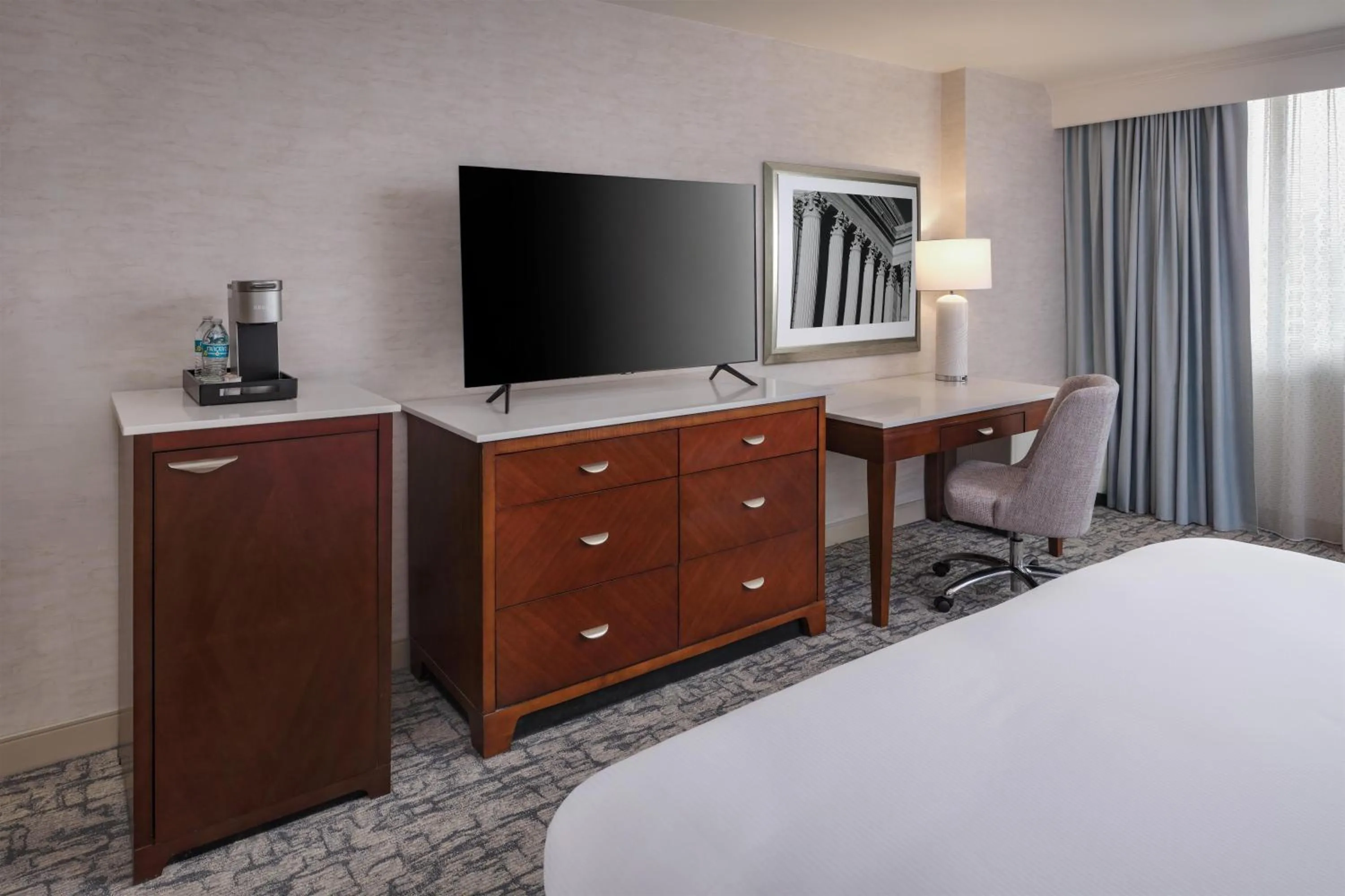 King Room with Tub - Mobility and Hearing Access in Hilton Washington DC/Rockville Hotel & Executive Meeting Center