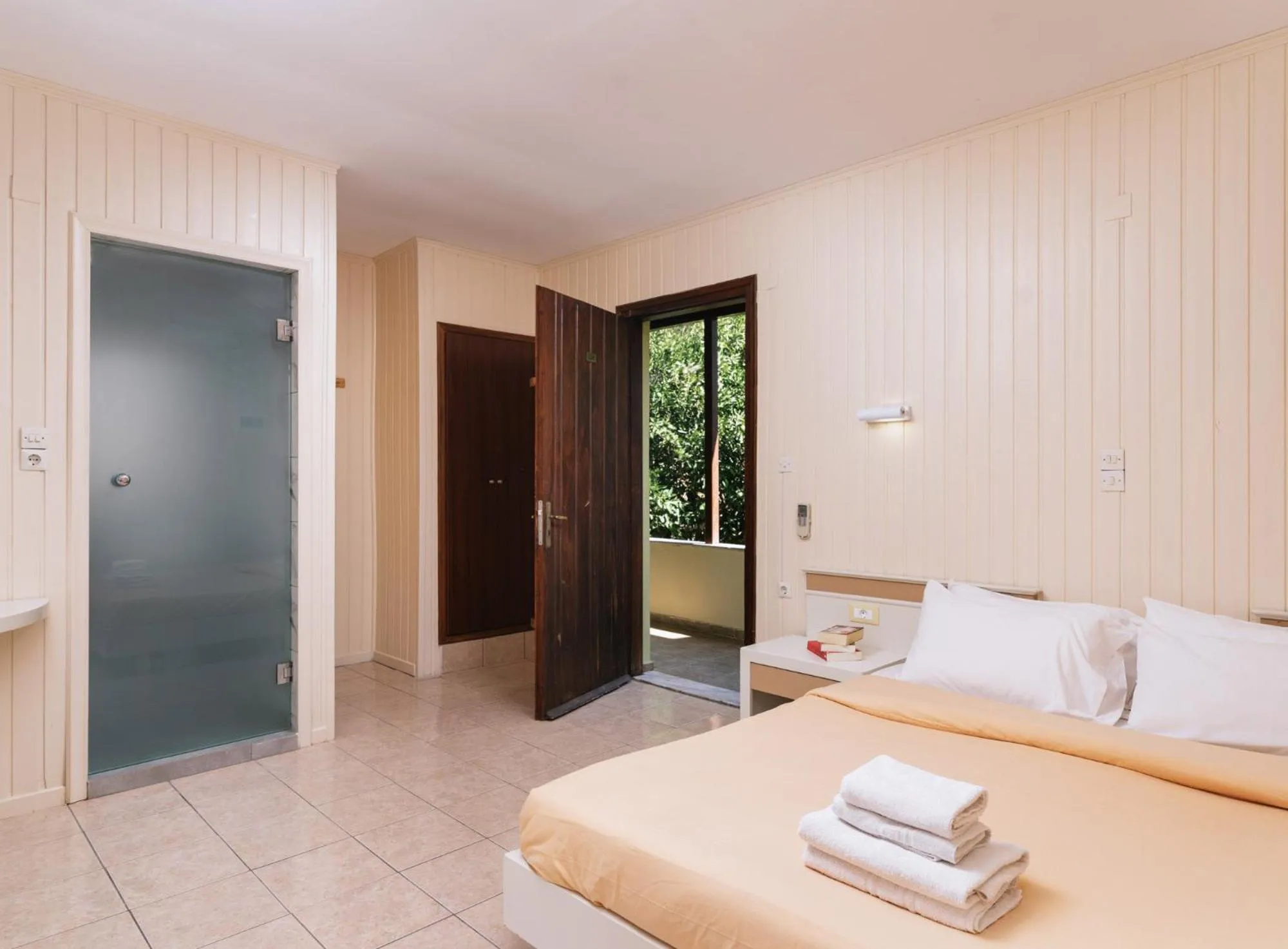 Economy Twin Room in Idi Hotel