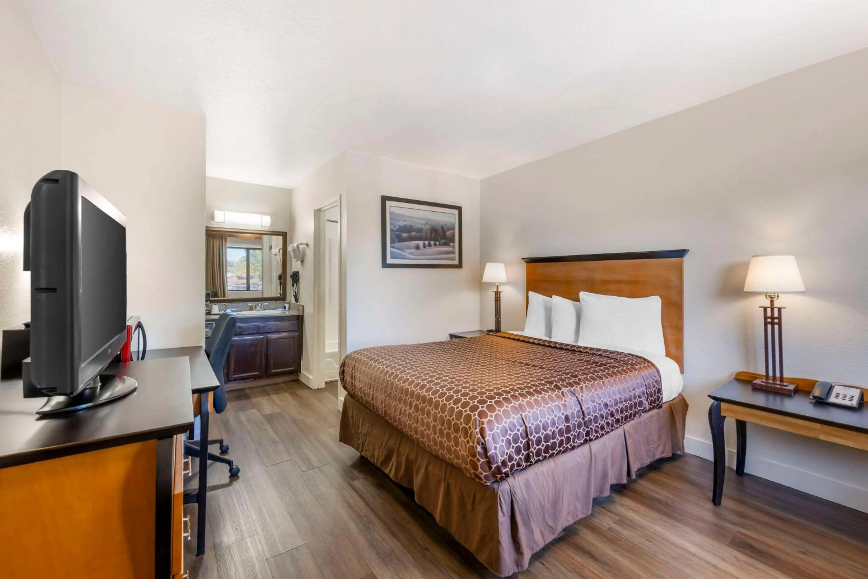 Queen Room - Non-Smoking in Rodeway Inn at Nevada State Capitol