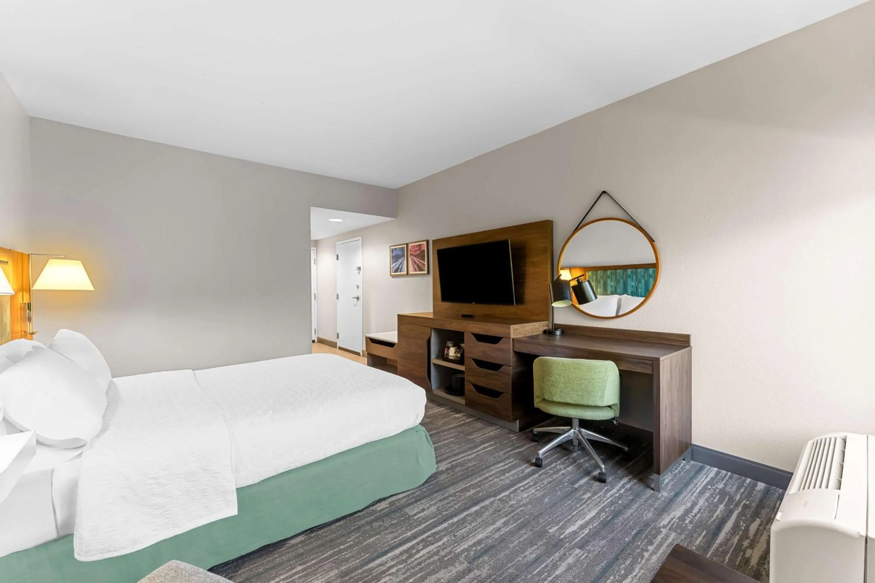 Queen Room with Mobility Access/Non-Smoking in Hampton Inn Stroudsburg Poconos