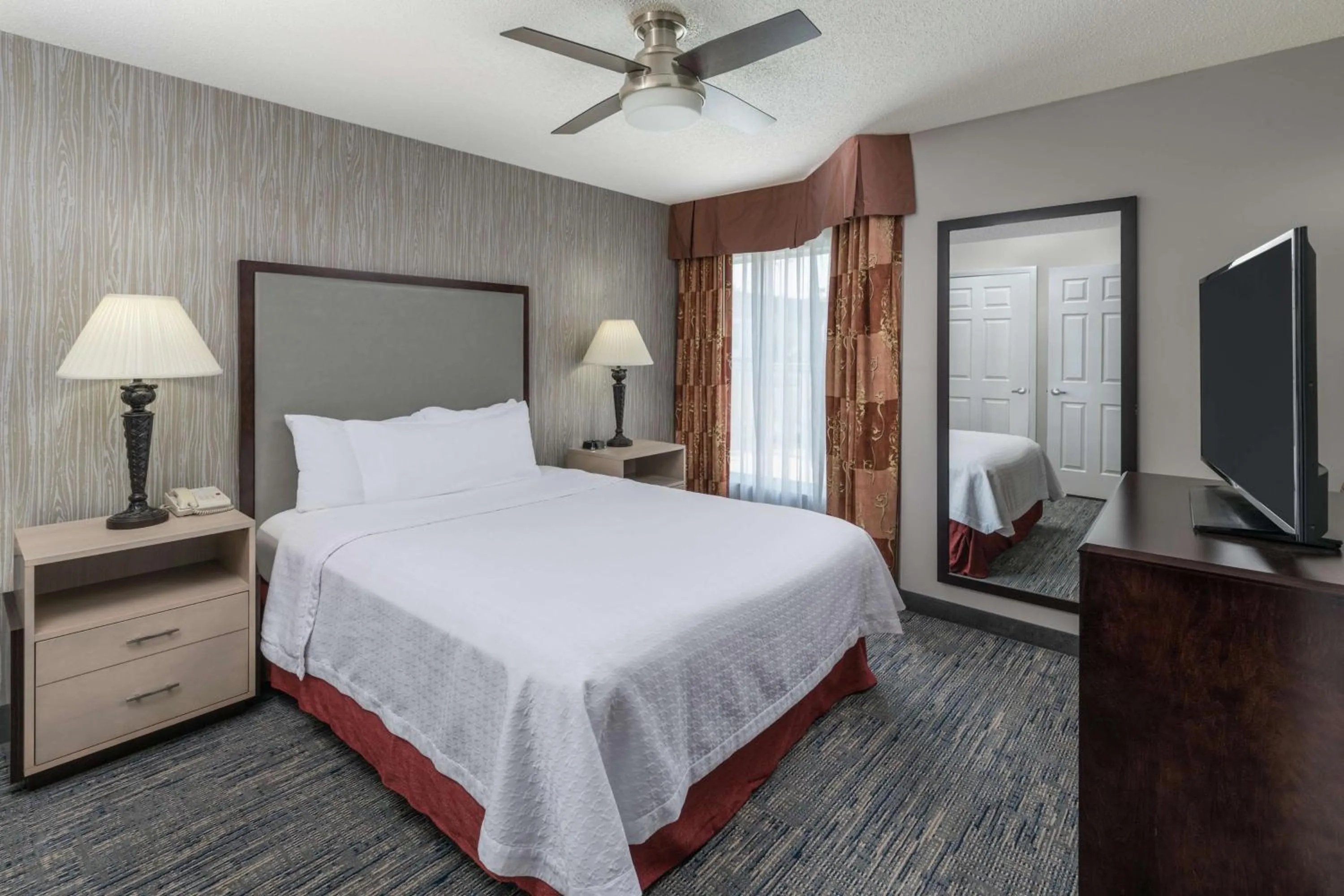 Queen Suite with Sofa Bed and Bath Tub - Mobility Accessible in Homewood Suites by Hilton Chicago - Schaumburg