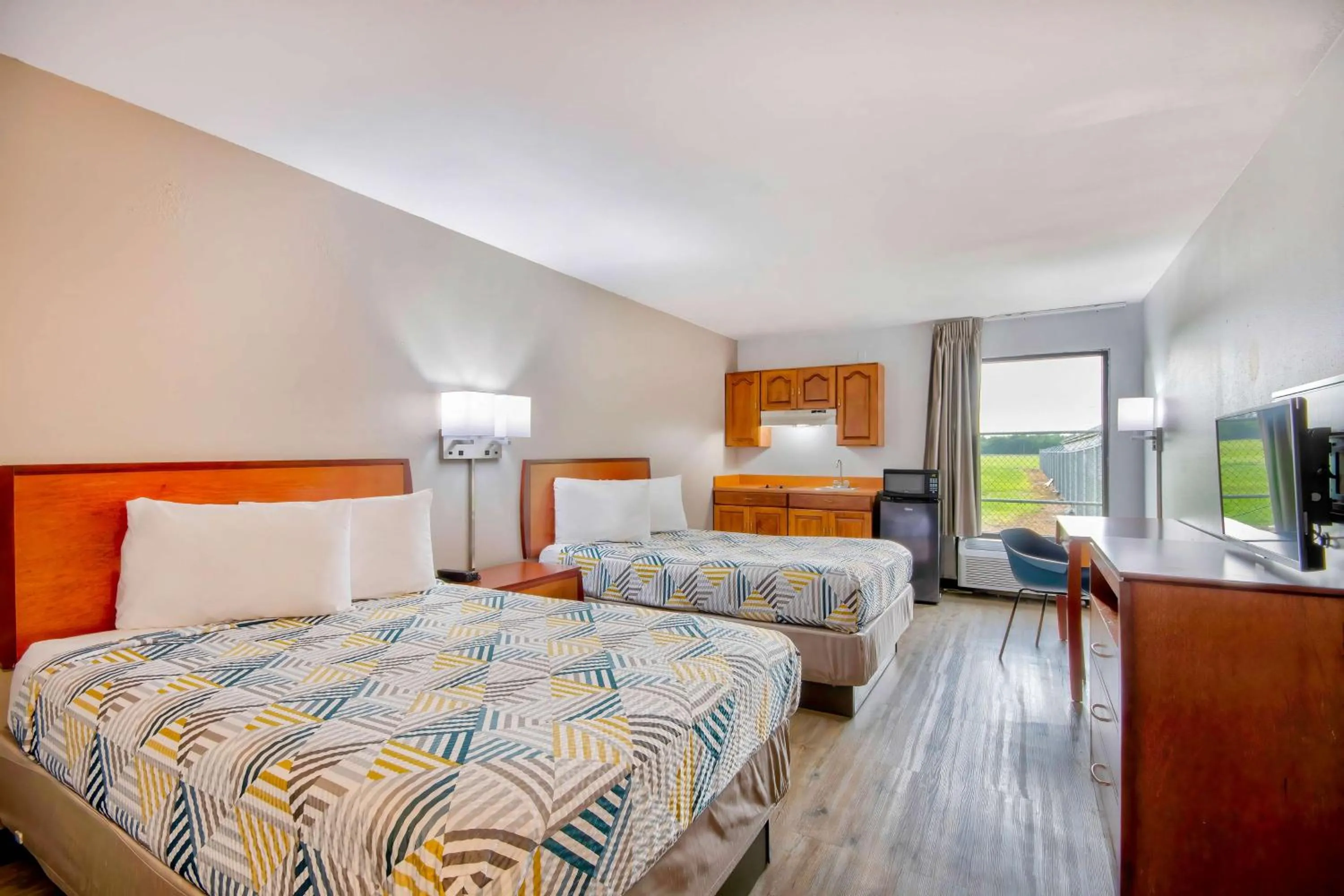 Deluxe Quadruple Room - Non-Smoking in Motel 6-Abbeville, LA