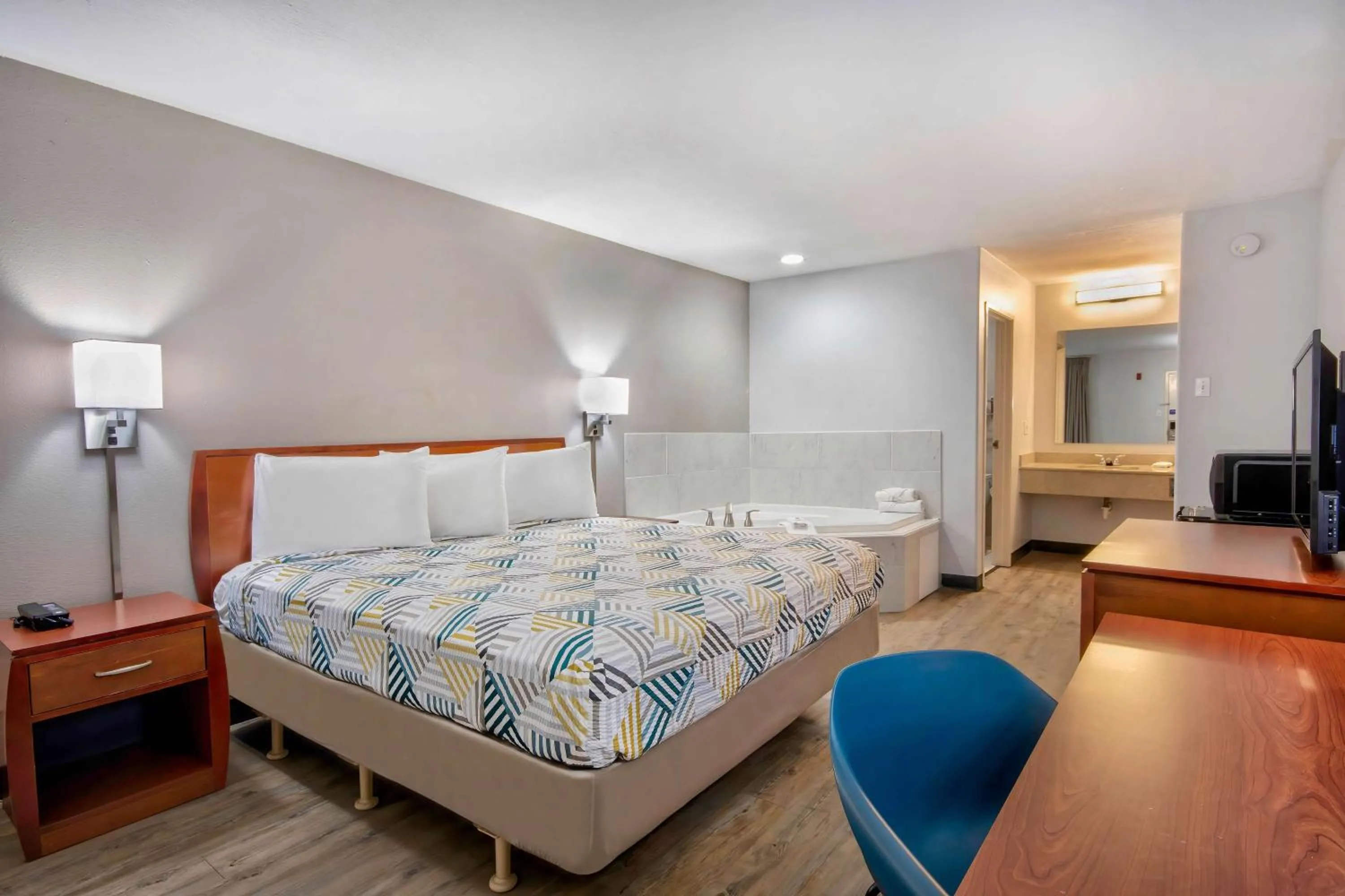 King Room with Spa Bath - Smoking in Motel 6-Abbeville, LA