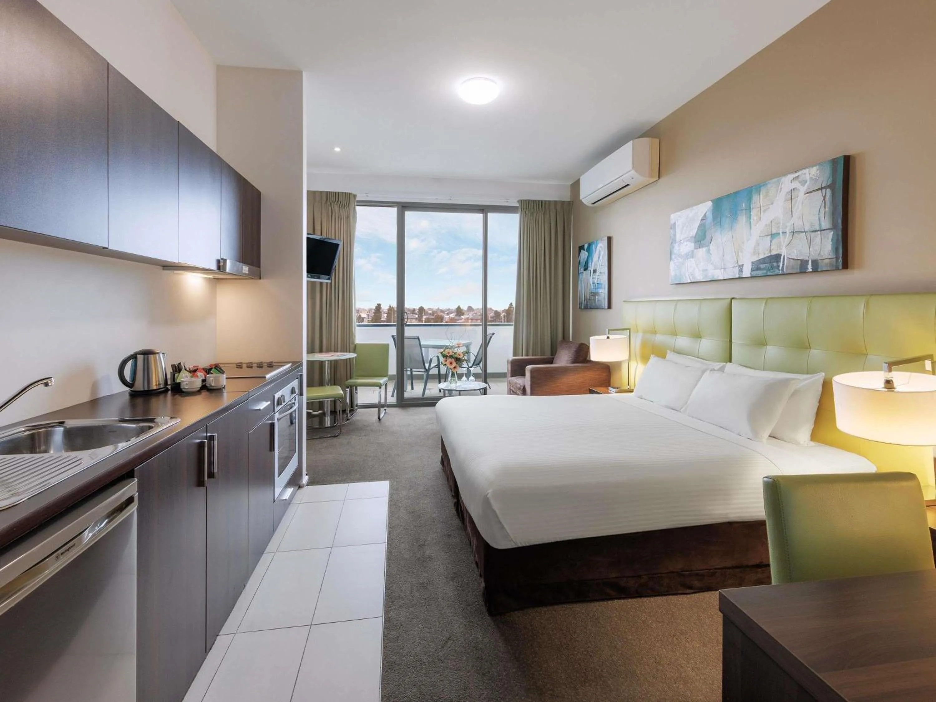 Studio Apartment with King Bed in Mercure Melbourne Caroline Springs