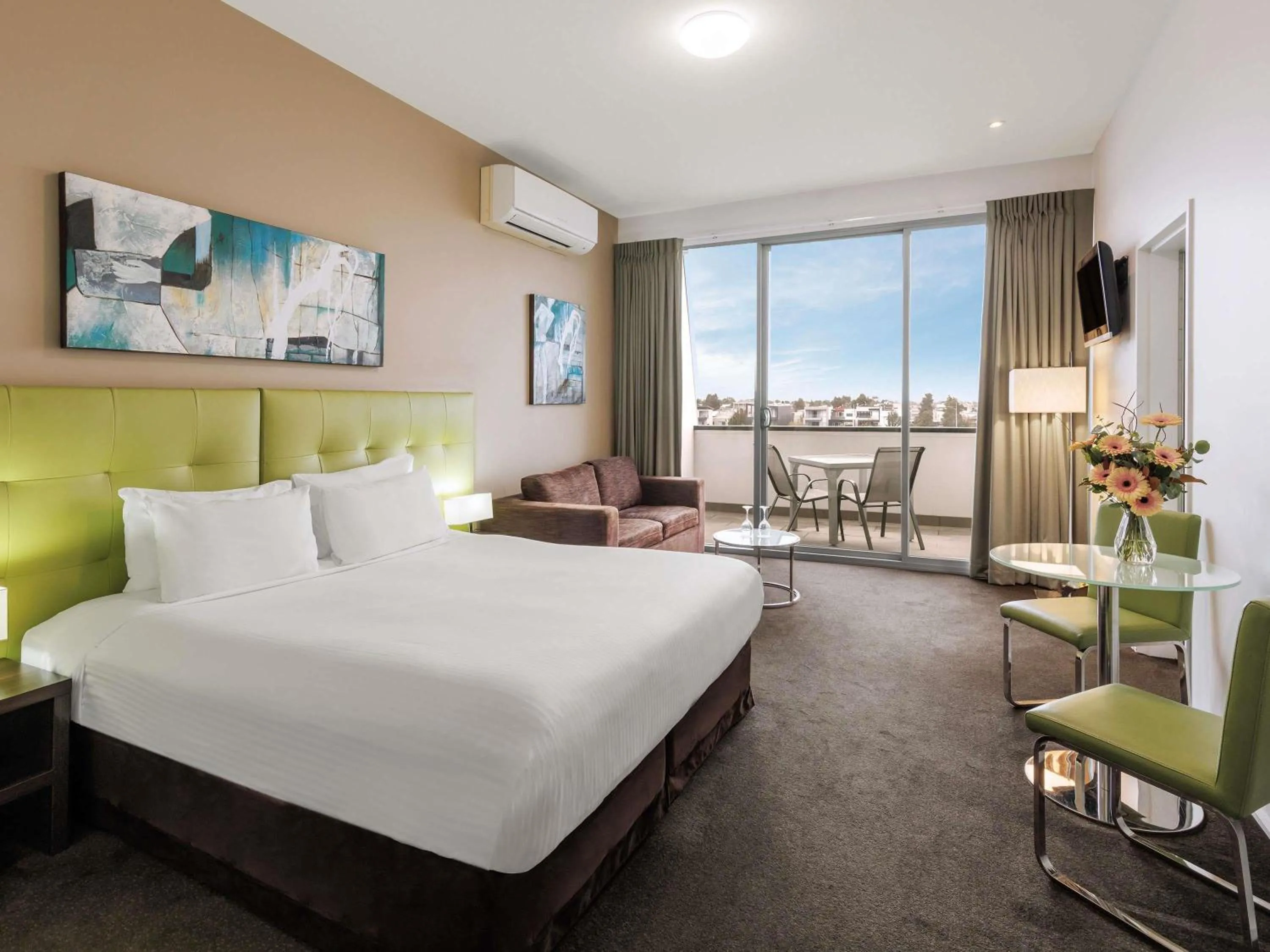 Standard King Room with King Bed in Mercure Melbourne Caroline Springs