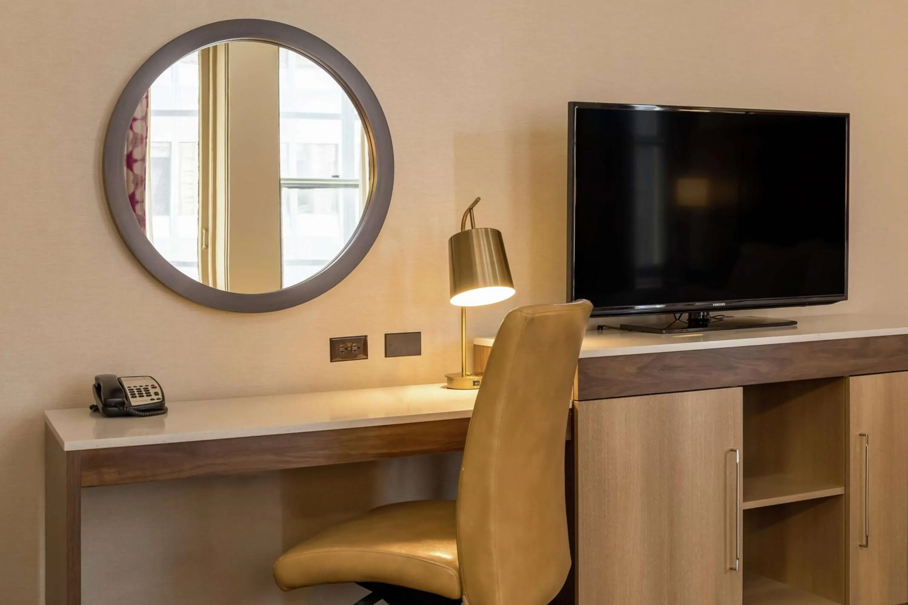 Queen Room with Mobility Access/Non-Smoking in Hampton Inn Majestic Chicago Theatre District