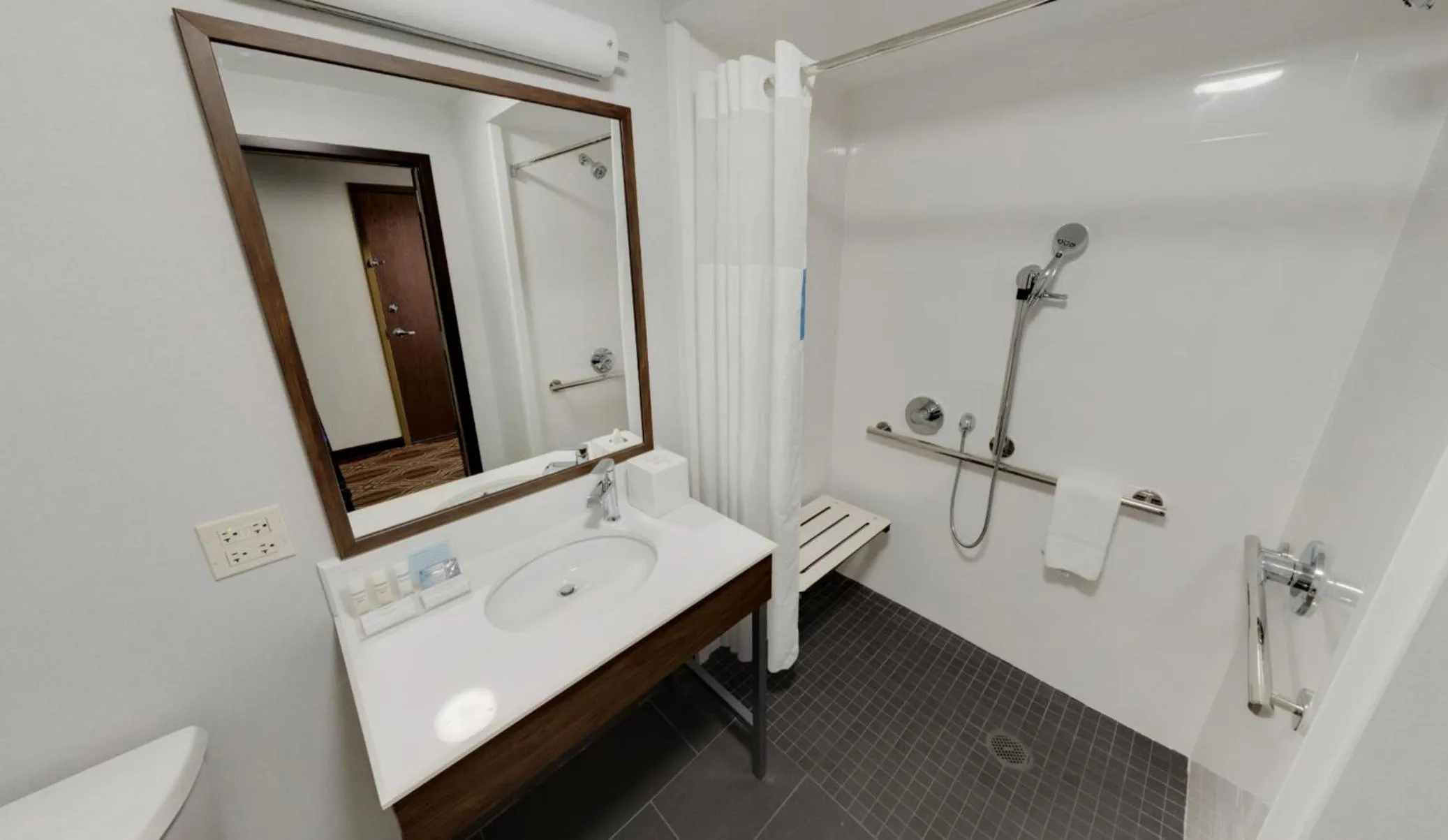 Queen Room with Two Queen Beds - Mobility Access/Non-Smoking in Hampton Inn Majestic Chicago Theatre District