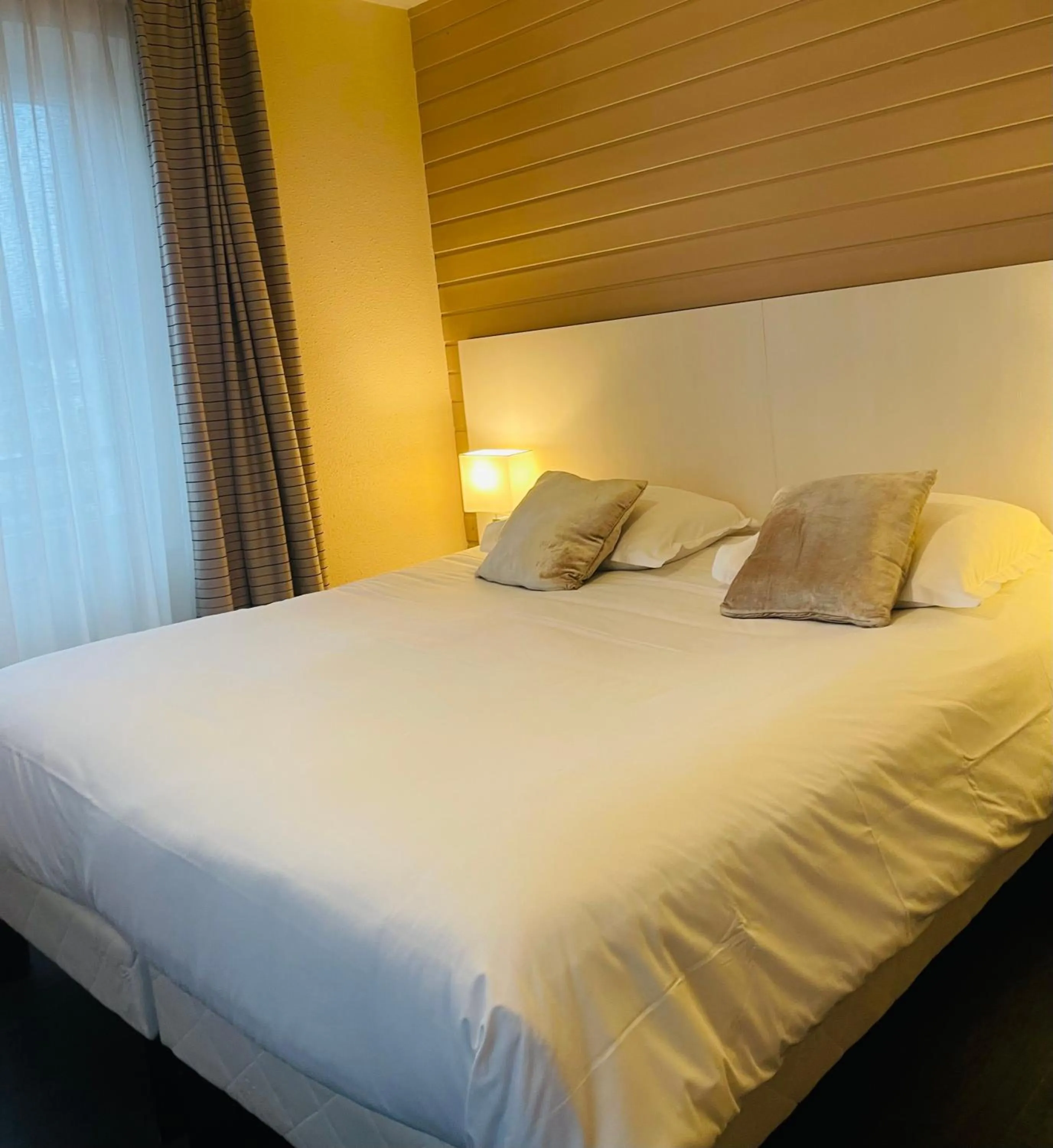 Comfort Double Room partial view lake in Hôtel La Réserve