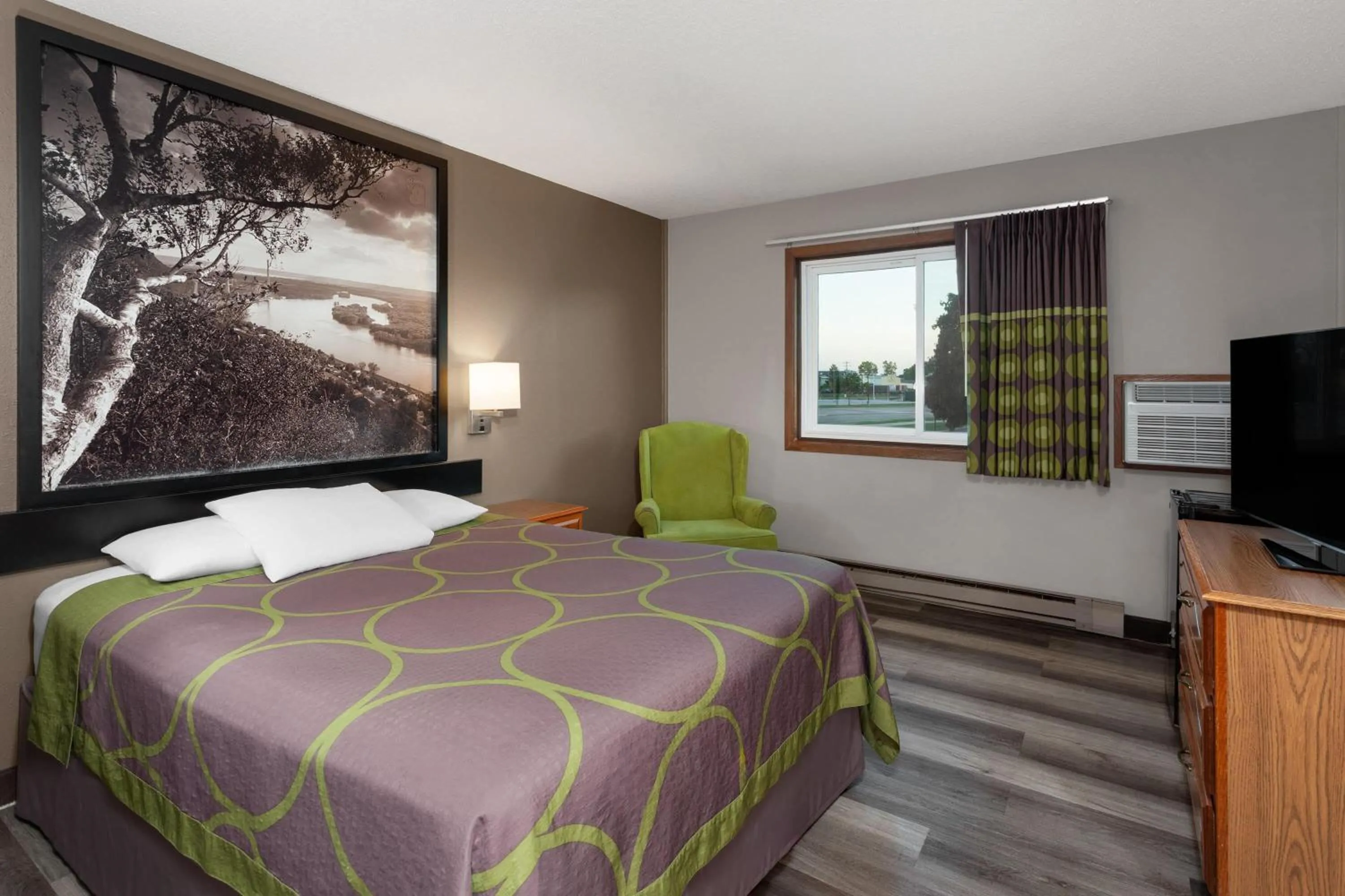 Queen Room - Non-Smoking in Super 8 by Wyndham Green Bay Near Stadium